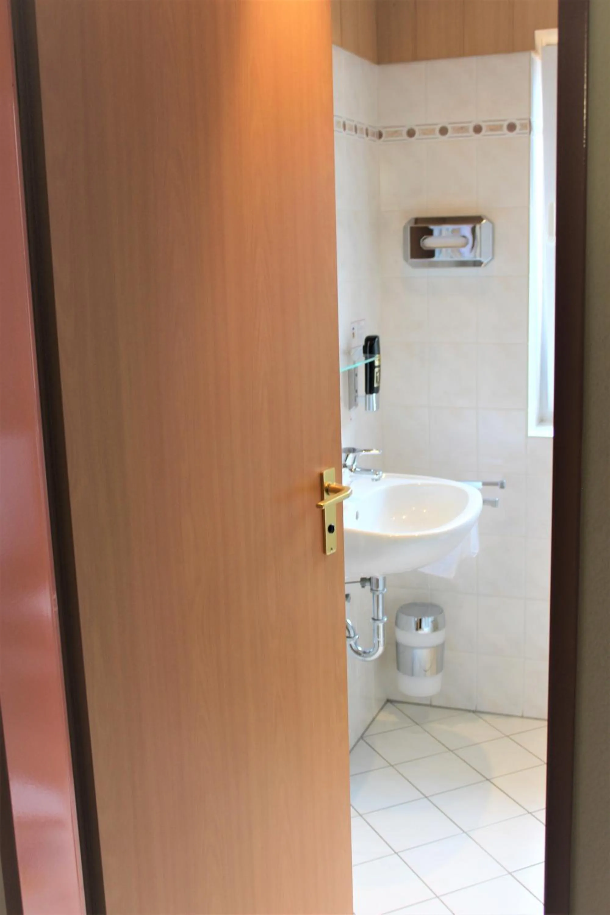 Bathroom in Hotel Alsterquelle 24h Check-in, Free Parking and WiFi