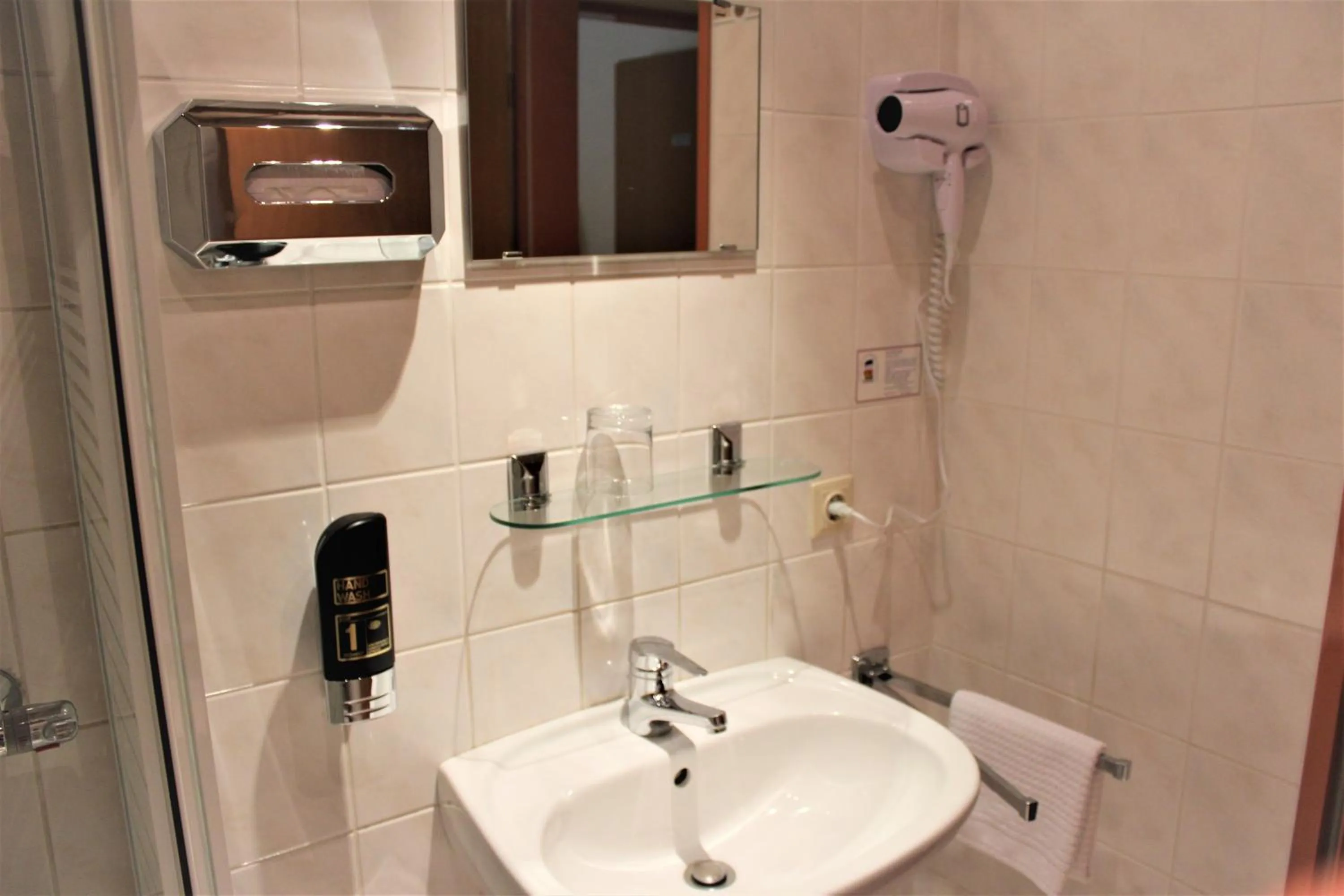 Hotel Alsterquelle 24h Check-in, Free Parking and WiFi