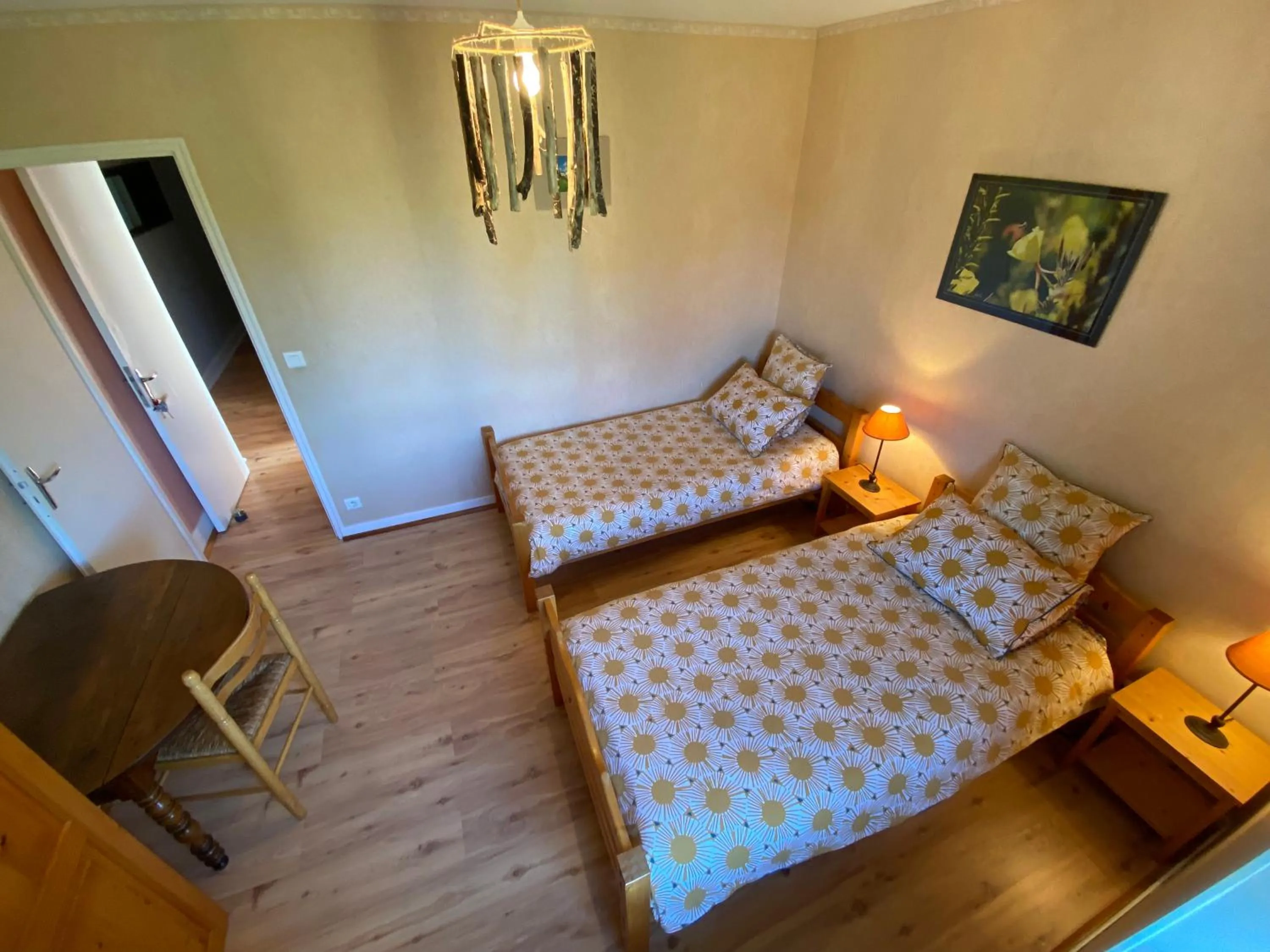 Photo of the whole room, Bed in La grande marmite du lac de Vouglans