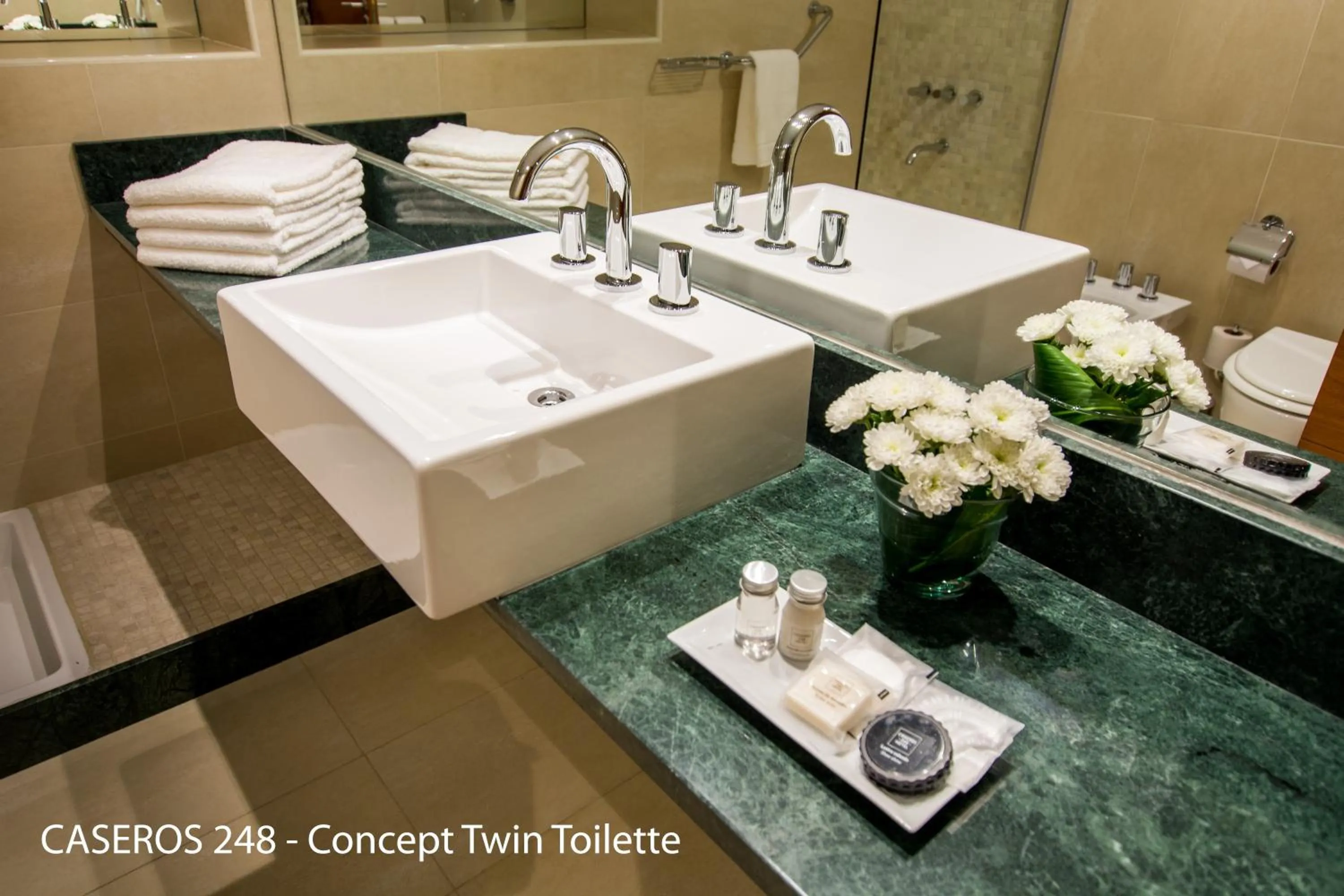 Bathroom, Bed in Caseros 248 Hotel