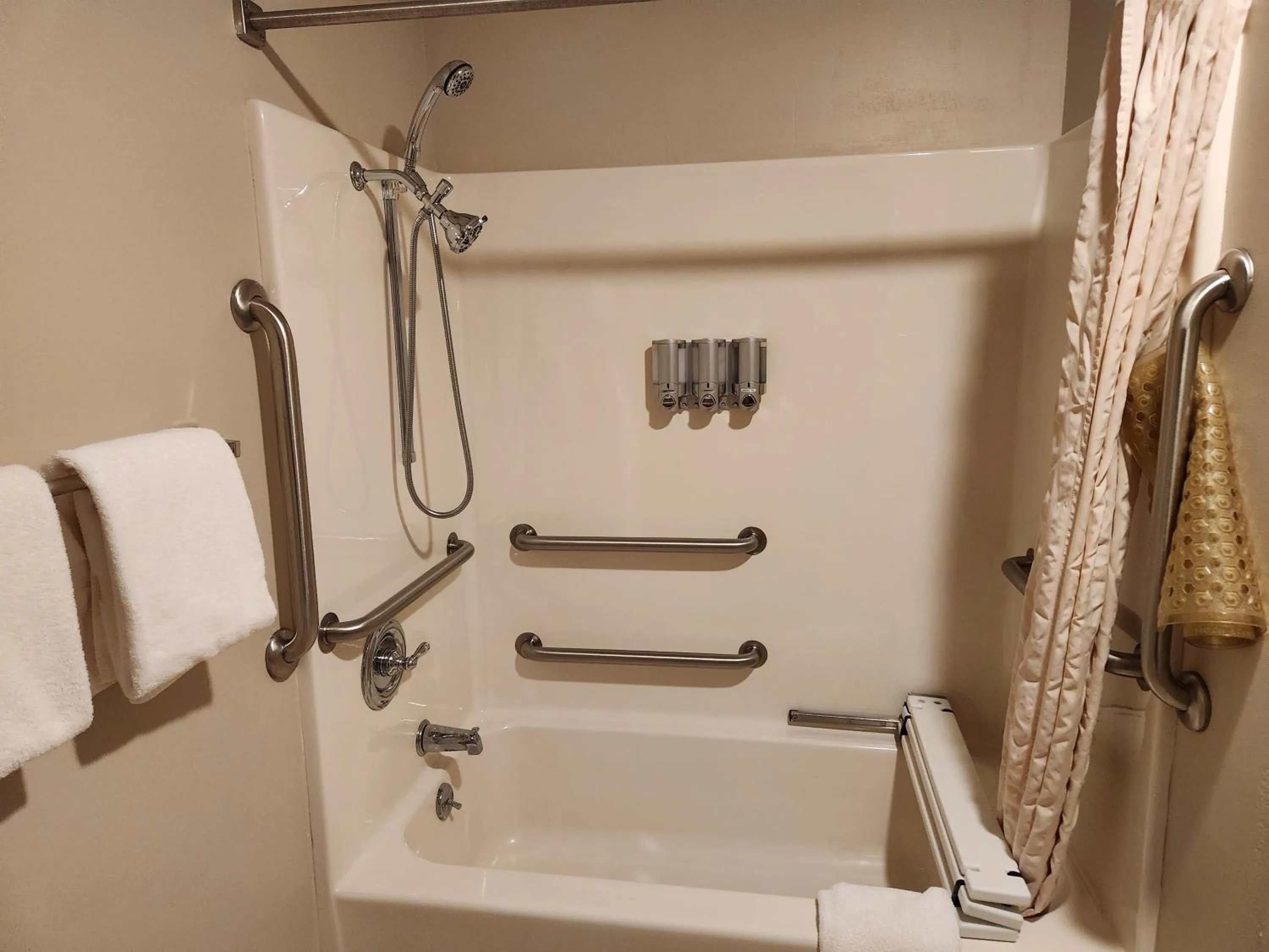 Bathroom in The Common Man Inn, Spa & Lodge