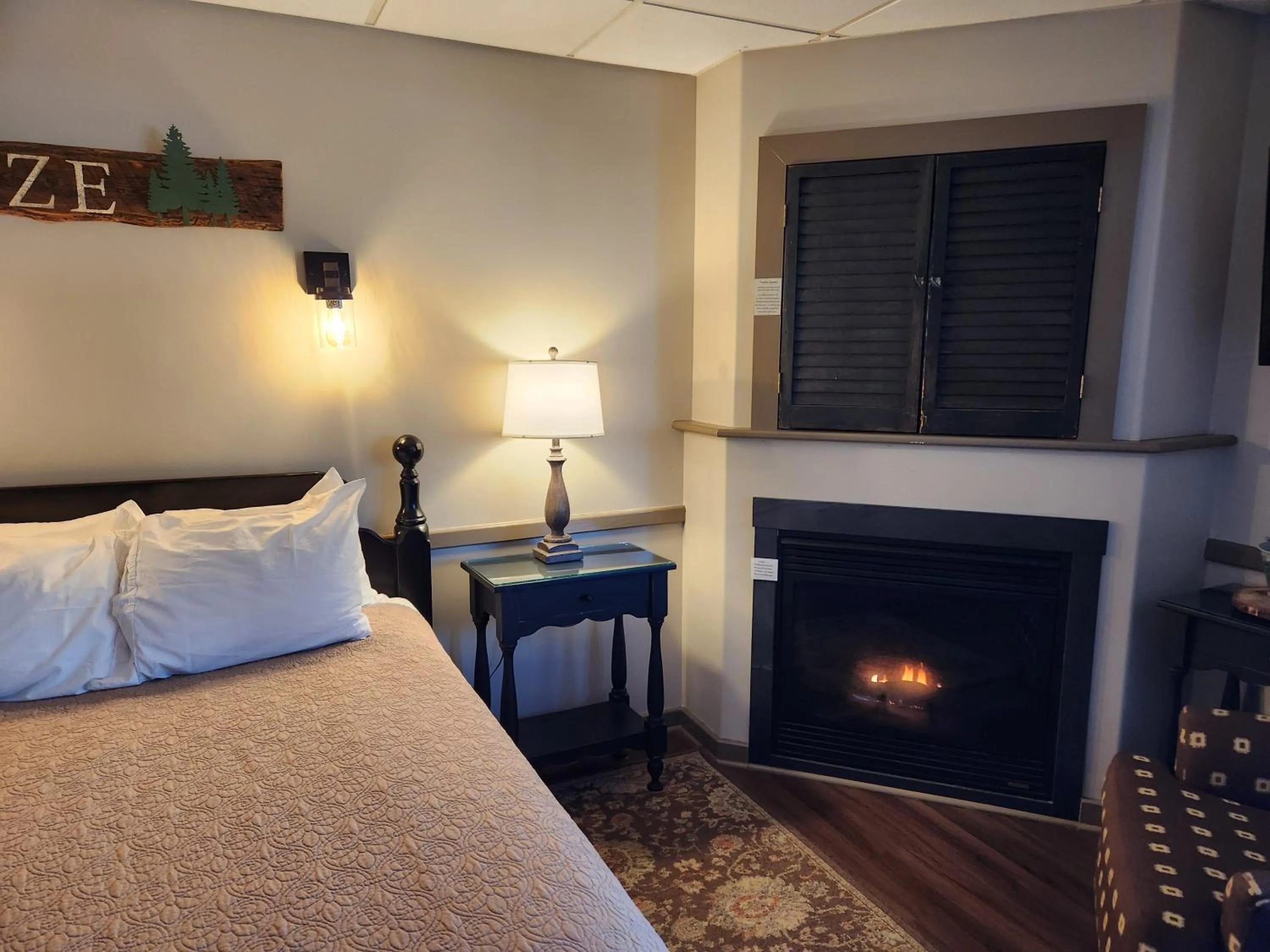 Bedroom, Bed in The Common Man Inn, Spa & Lodge