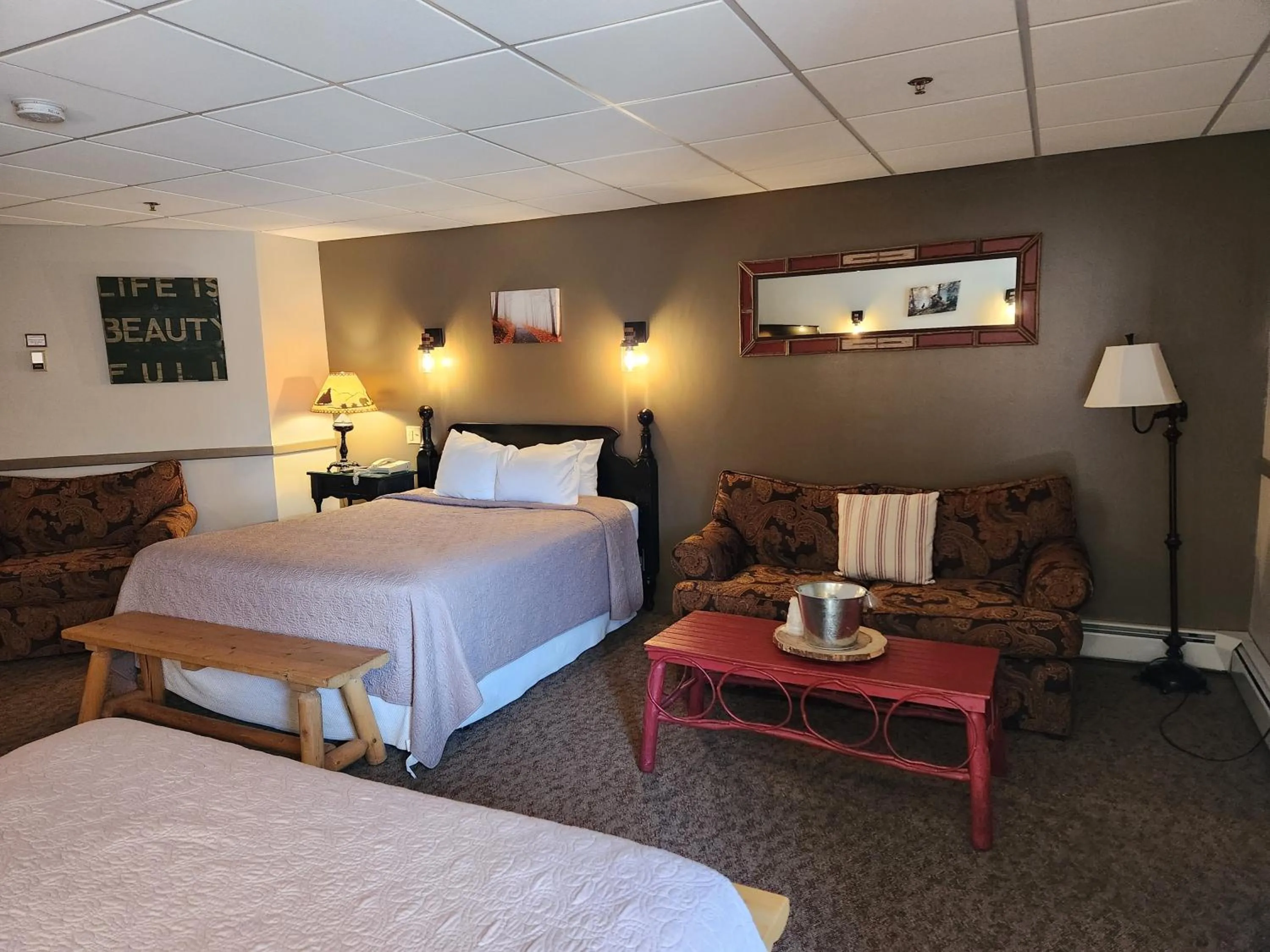 Bedroom, Bed in The Common Man Inn, Spa & Lodge