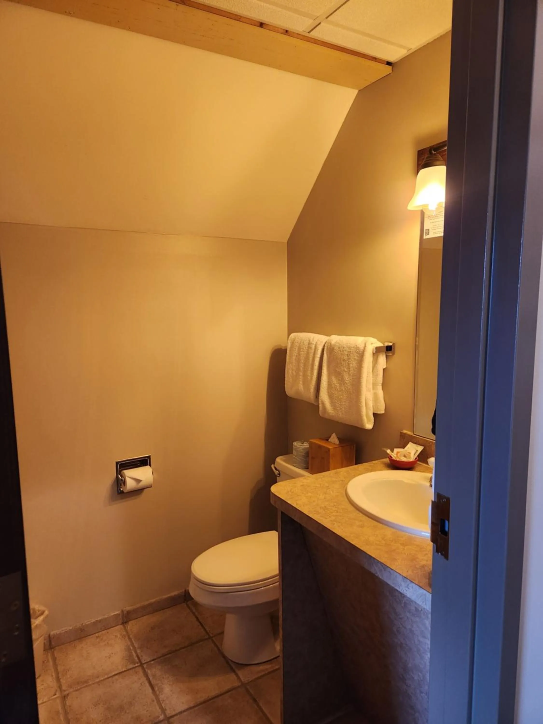 Bathroom in The Common Man Inn, Spa & Lodge