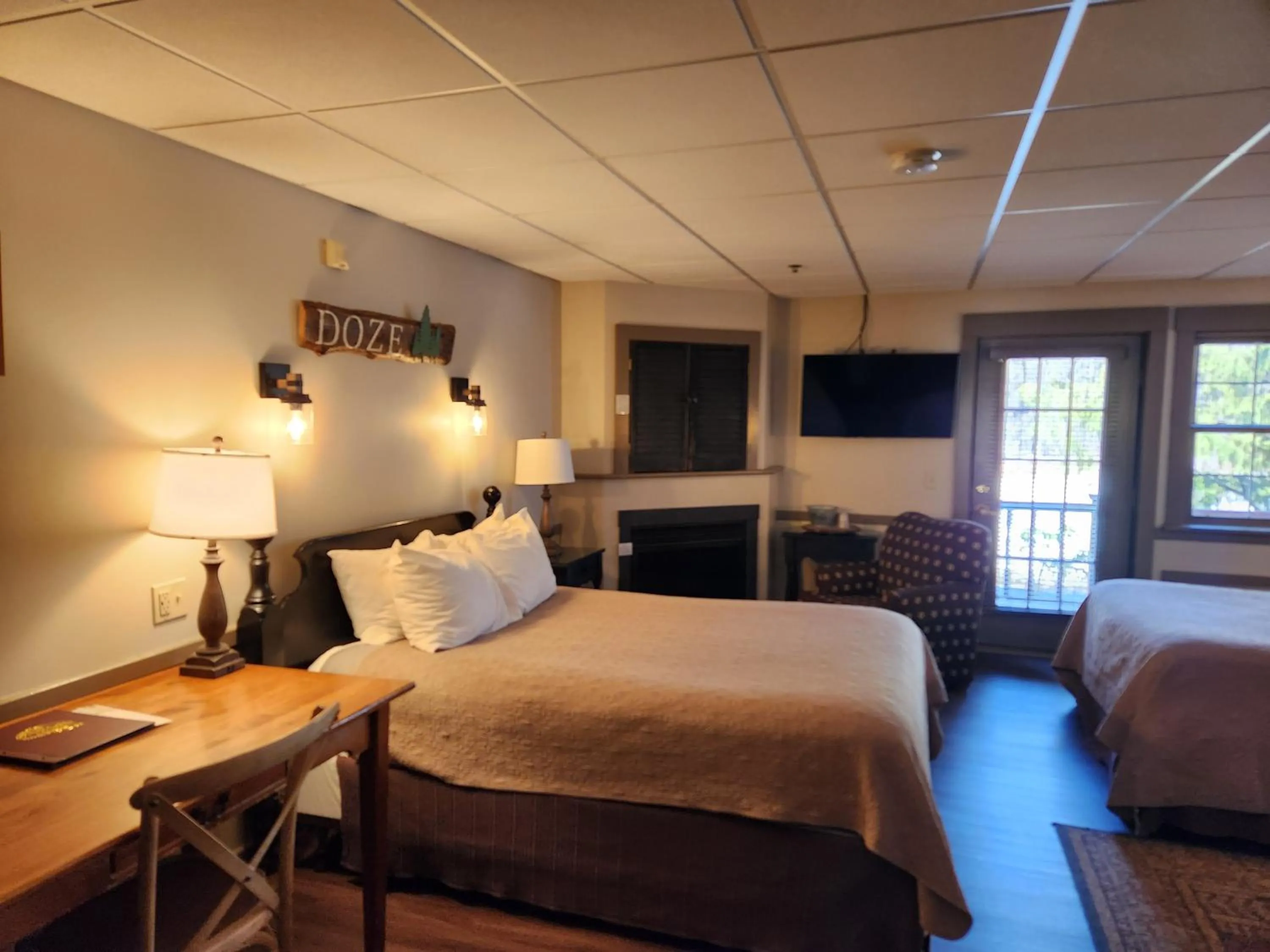 Bed in The Common Man Inn, Spa & Lodge