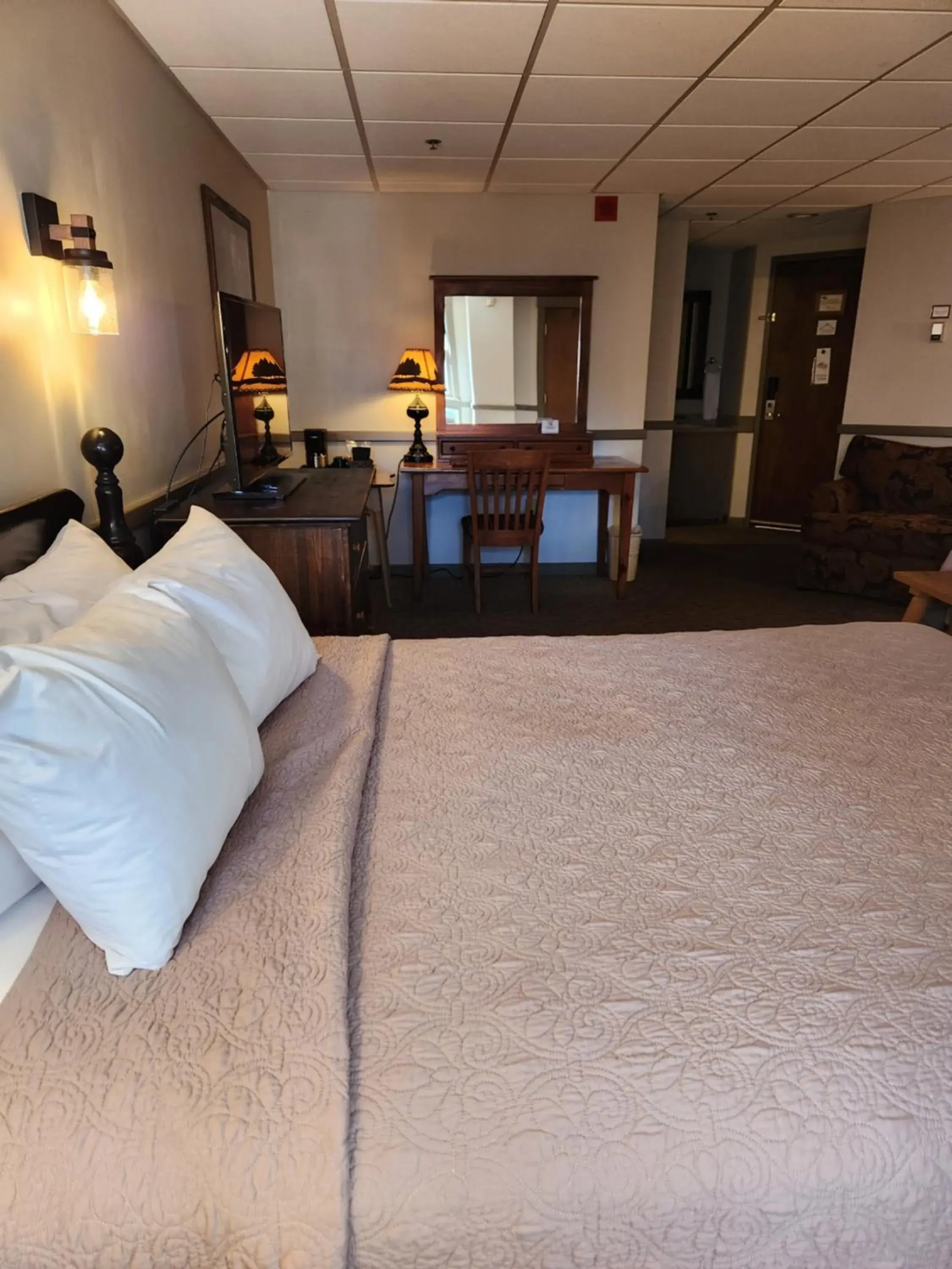 Standard Queen Room in The Common Man Inn, Spa & Lodge Standard Queen Room in The Common Man Inn, Spa & Lodge