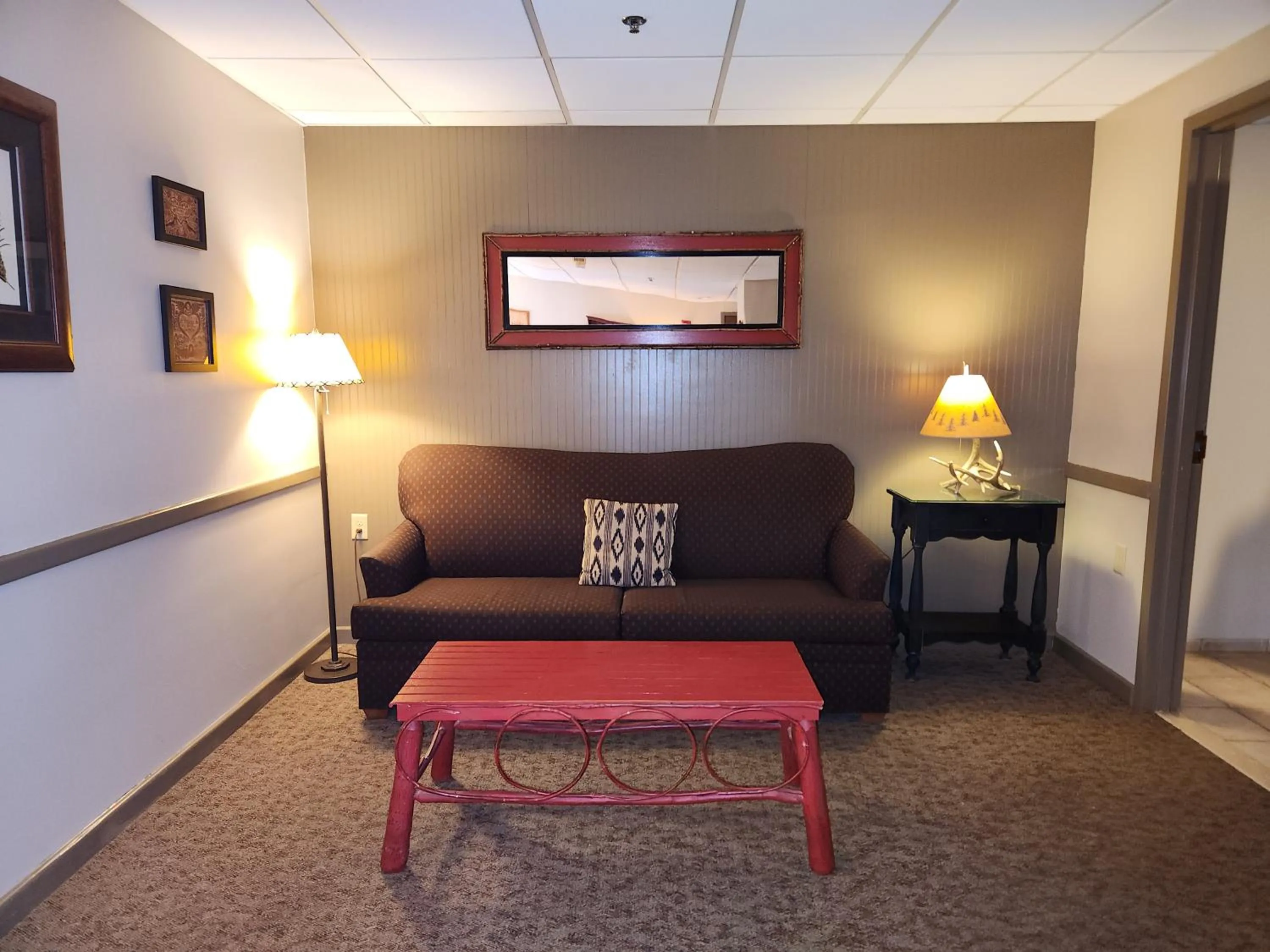 Seating area in The Common Man Inn, Spa & Lodge
