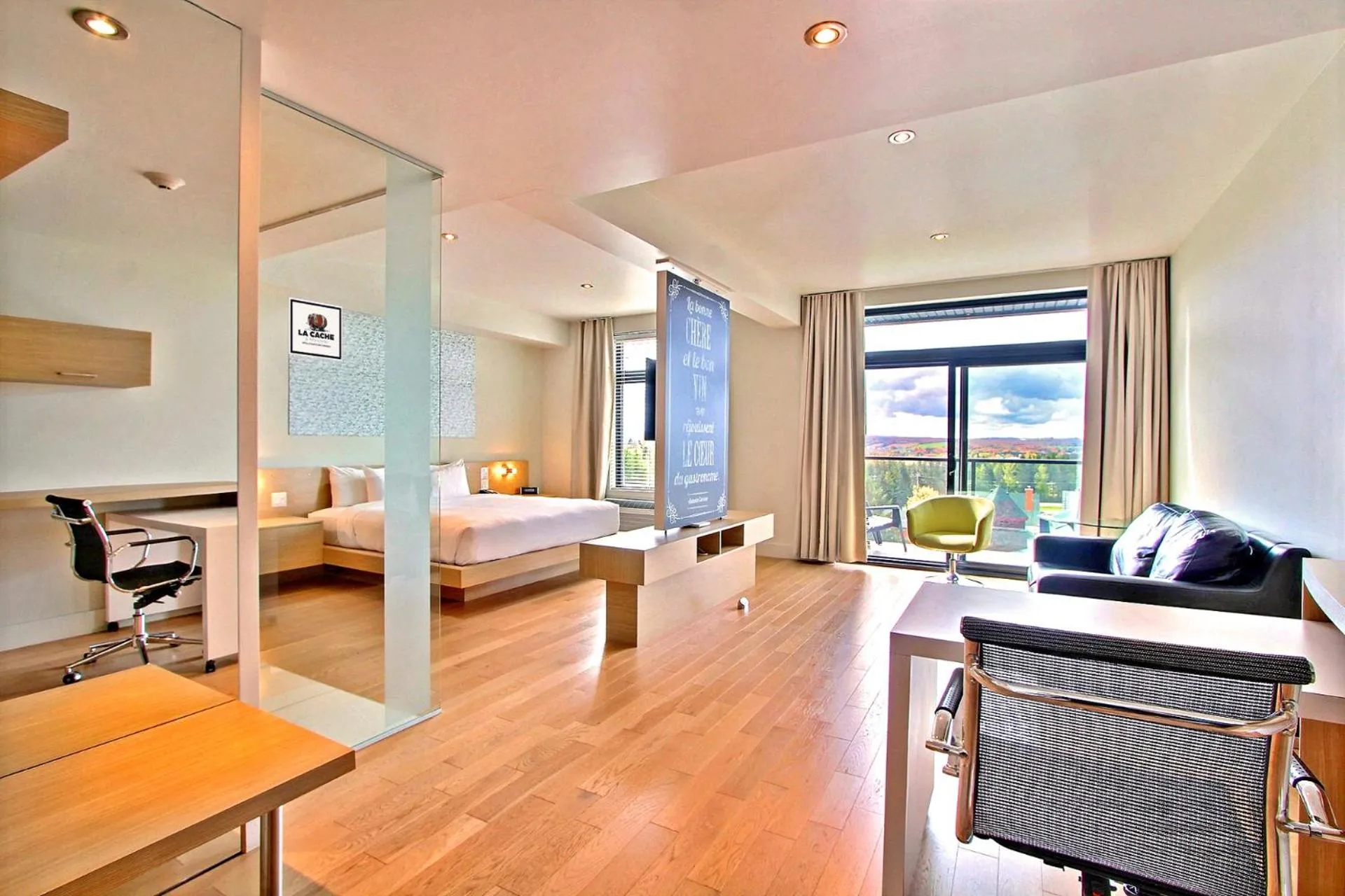 Photo of the whole room, Bed in La cache à Maxime