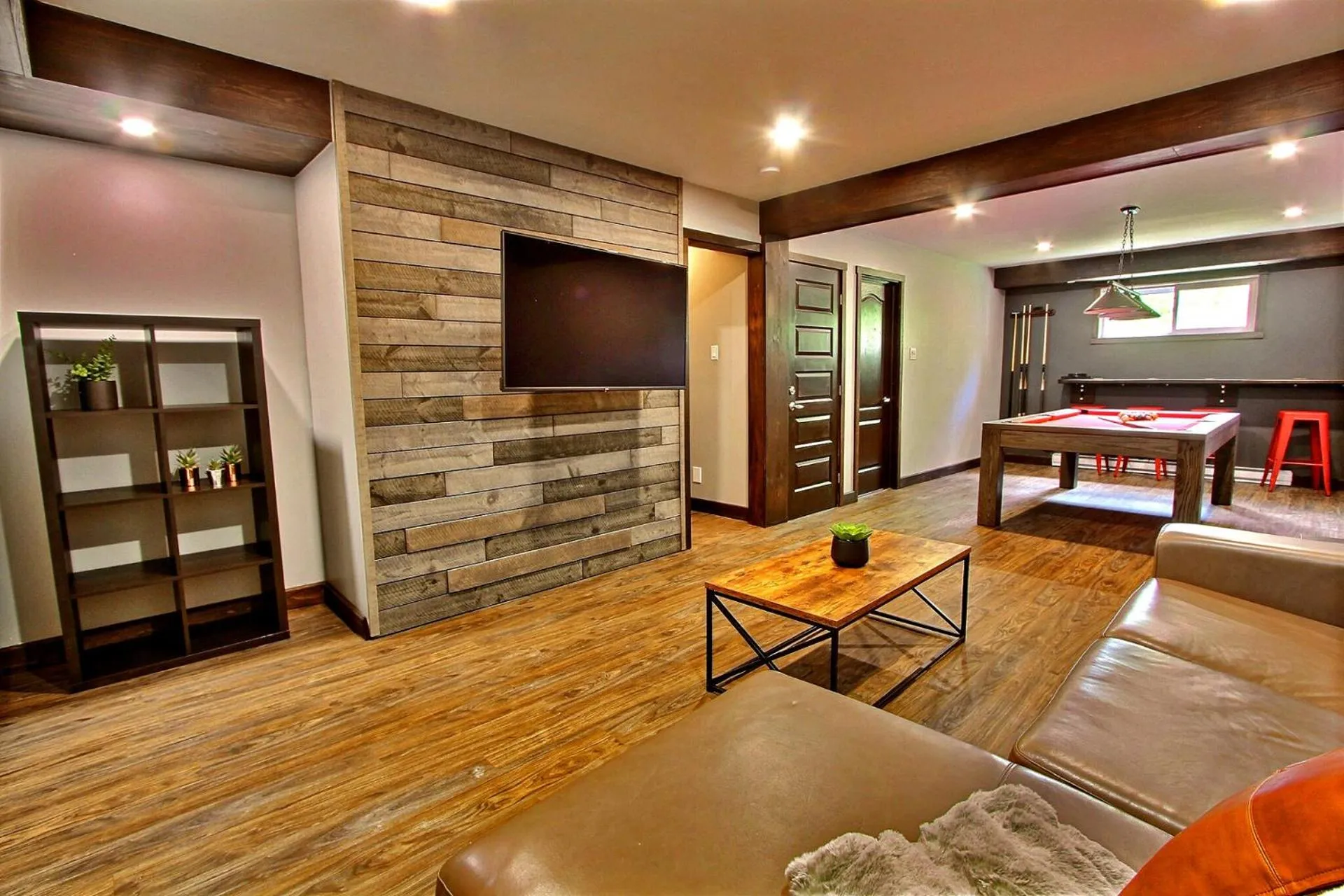 Communal lounge/ TV room, Bed in La cache à Maxime