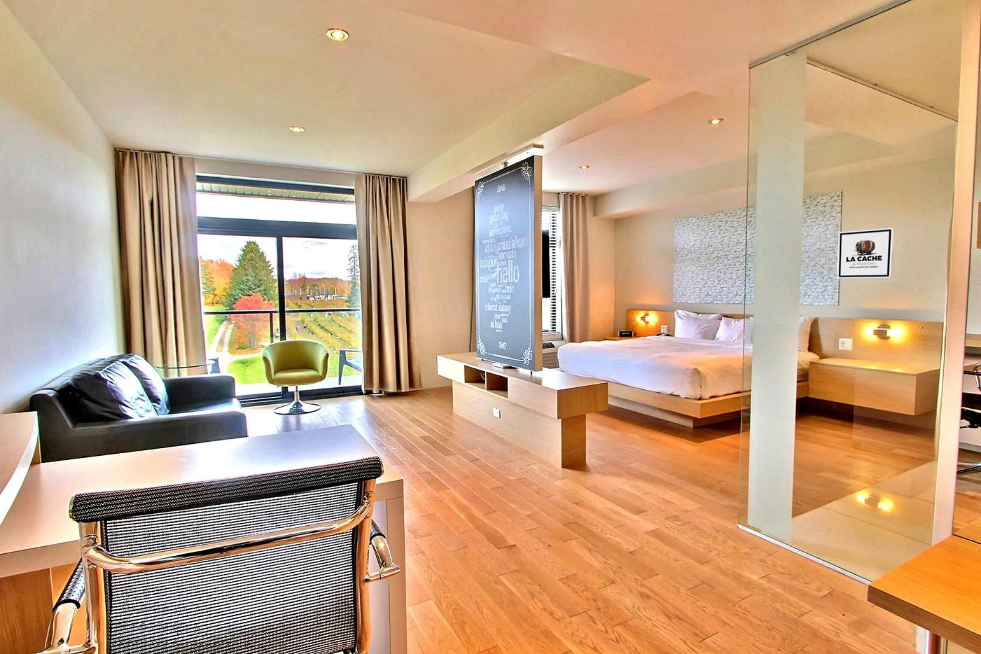 Photo of the whole room, Bed in La cache à Maxime