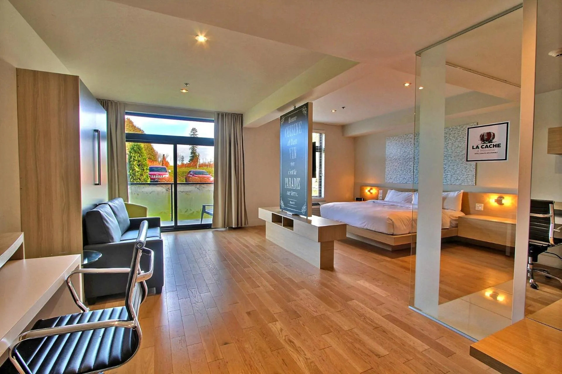 Photo of the whole room, Bed in La cache à Maxime