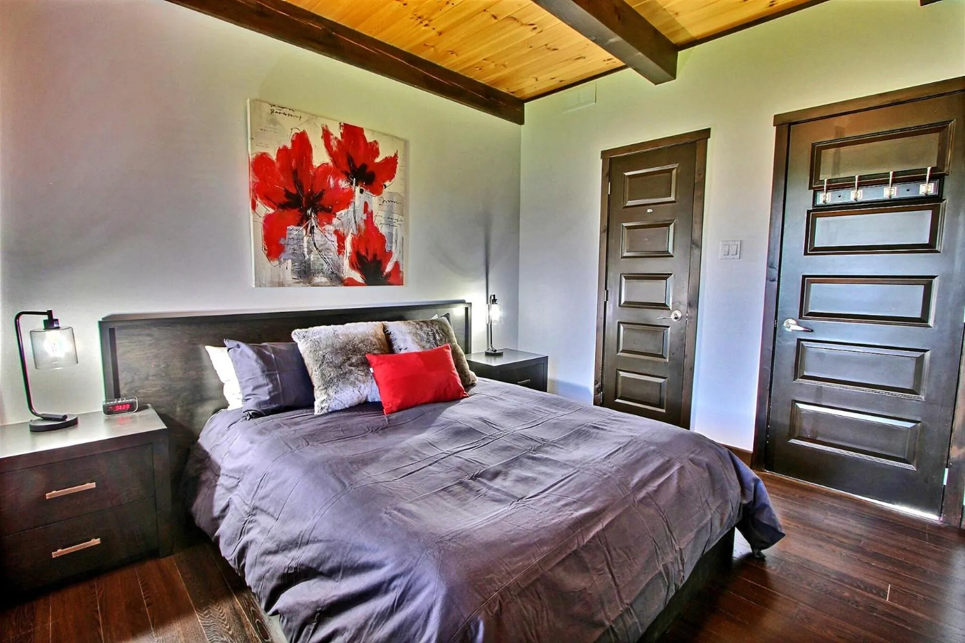 Photo of the whole room, Bed in La cache à Maxime