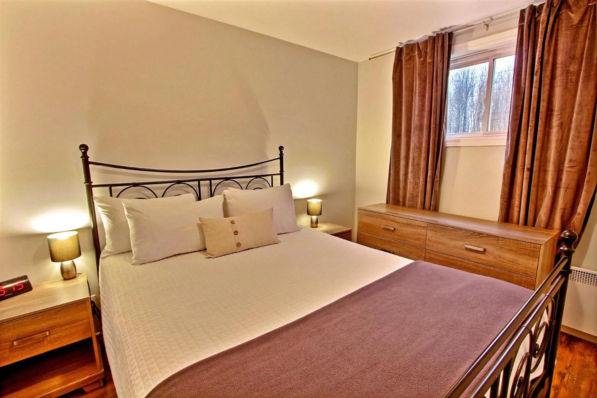 Photo of the whole room, Bed in La cache à Maxime