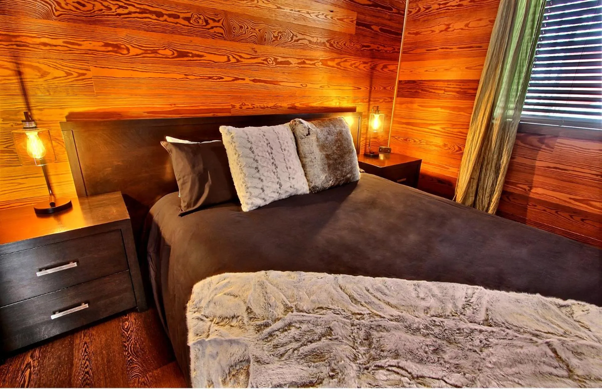 Photo of the whole room, Bed in La cache à Maxime