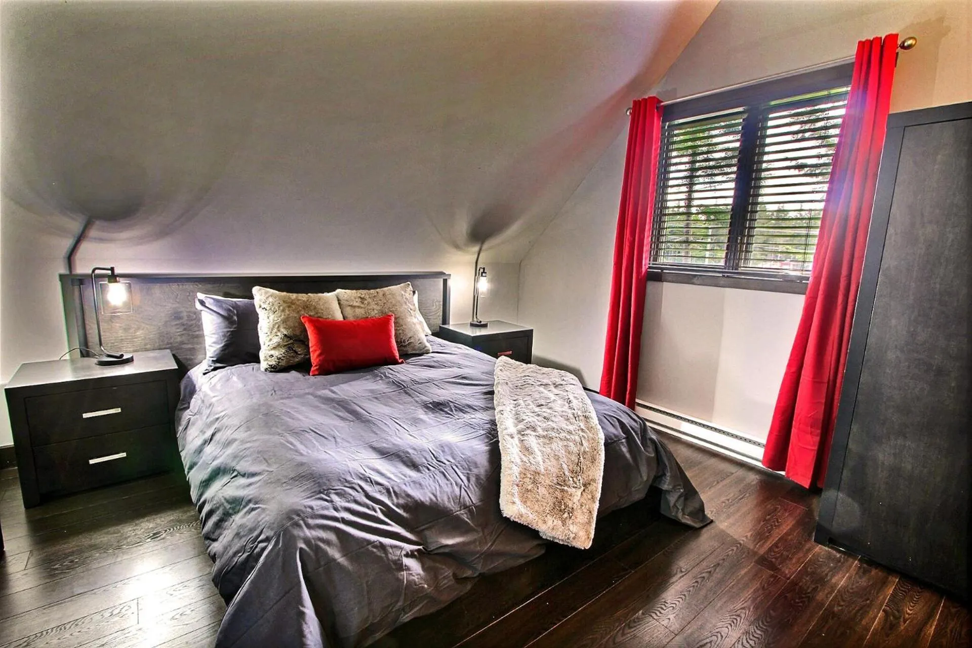 Photo of the whole room, Bed in La cache à Maxime