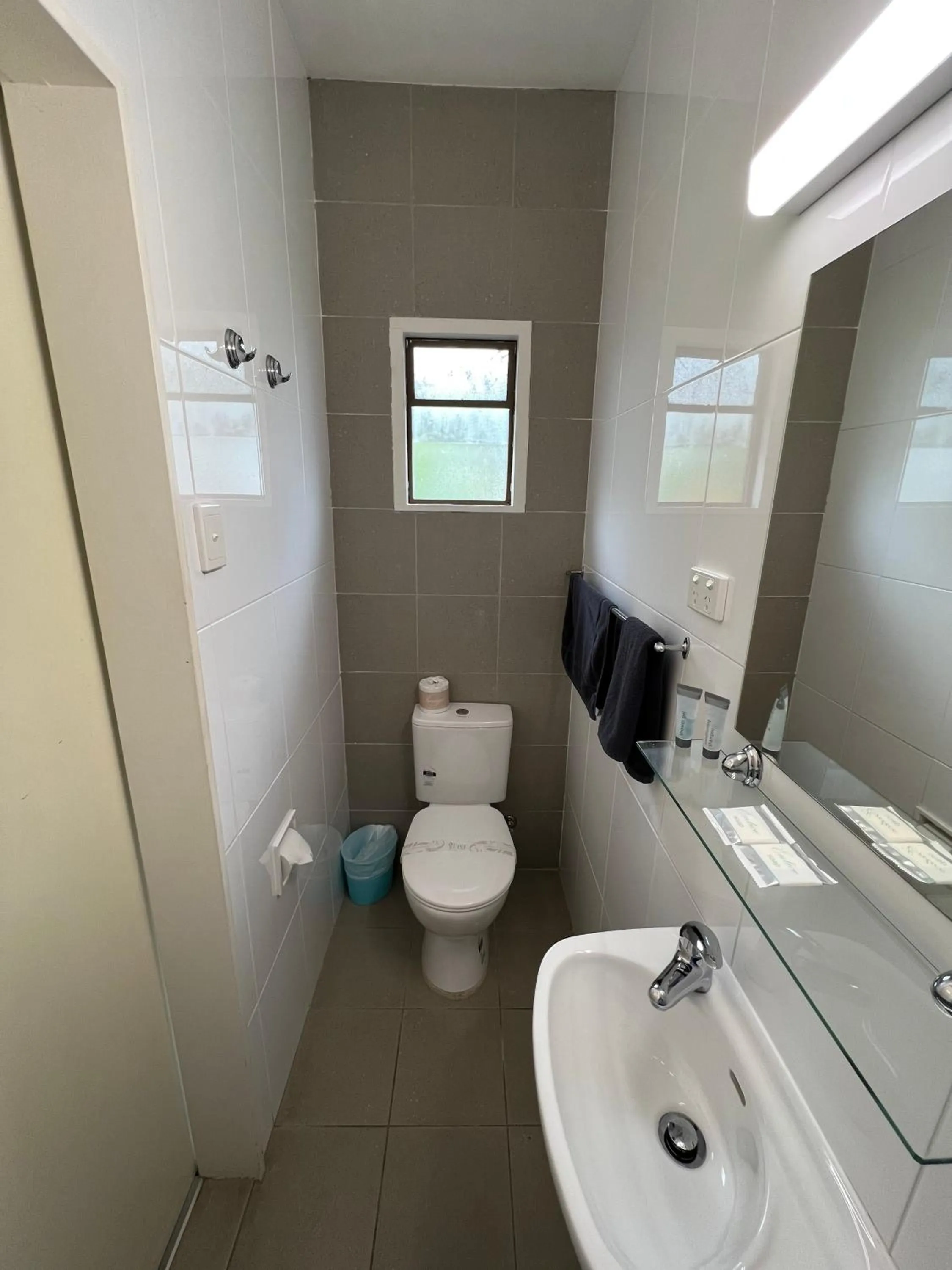 Toilet in Hi-Way Motel Grafton - Contactless