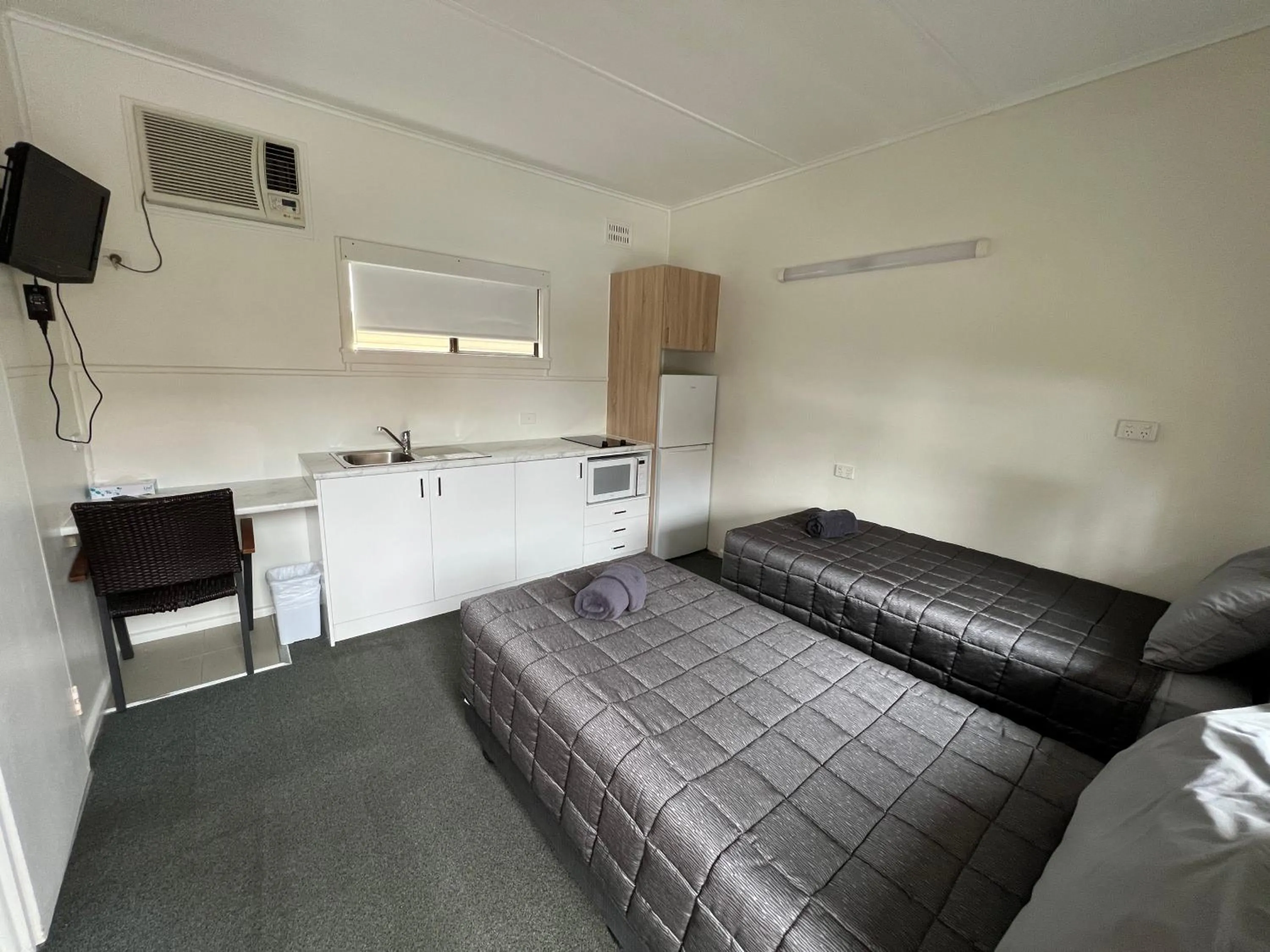 Photo of the whole room in Hi-Way Motel Grafton - Contactless