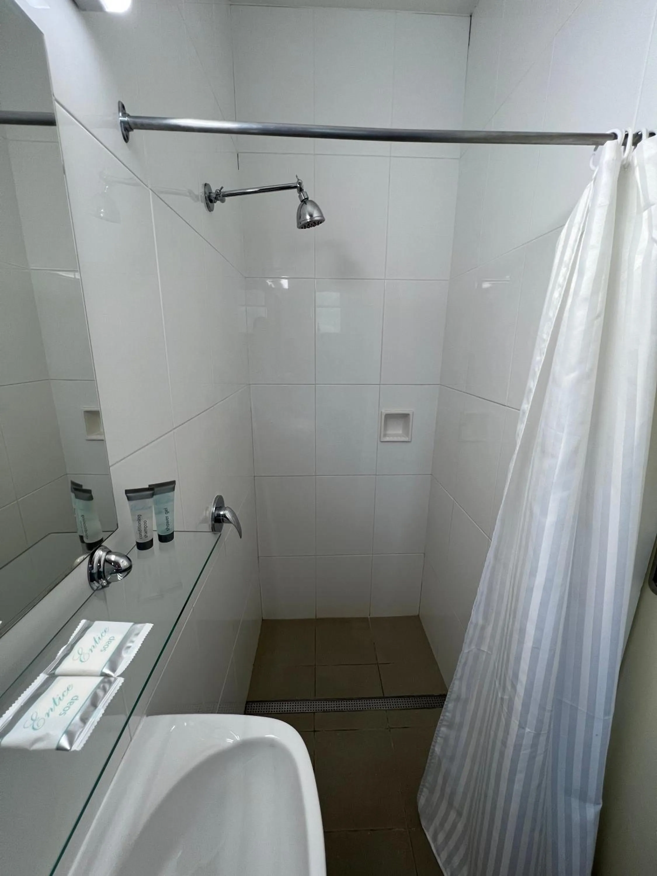 Shower in Hi-Way Motel Grafton - Contactless