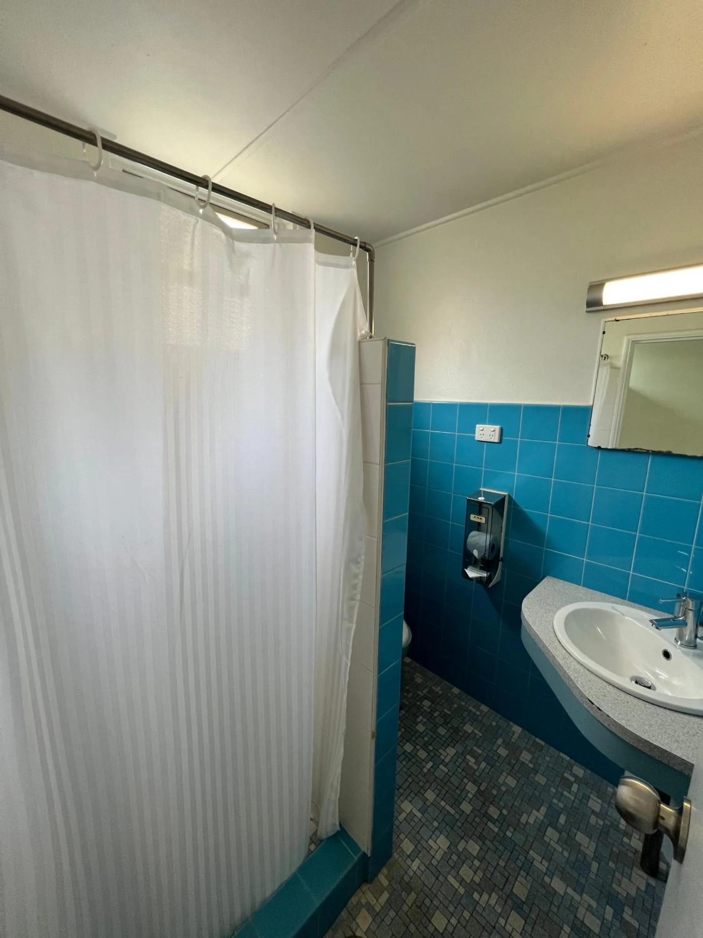 Shower in Hi-Way Motel Grafton - Contactless