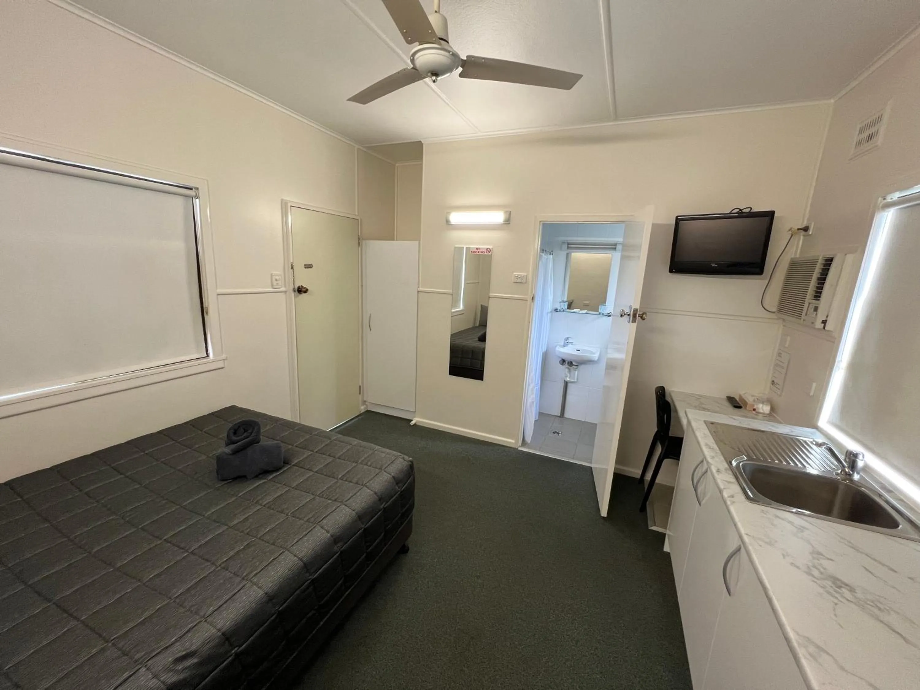 Bed in Hi-Way Motel Grafton - Contactless