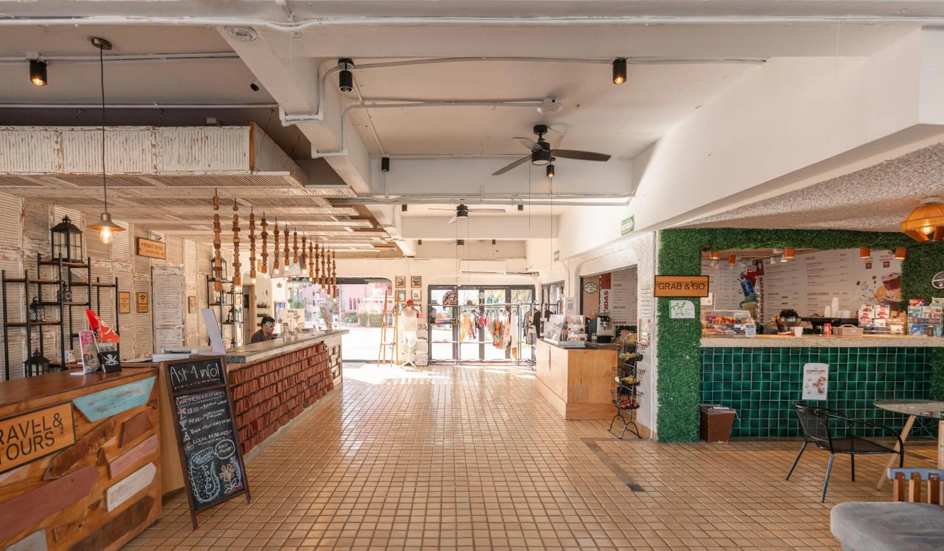 Facade/entrance in Nílu Cancun Zona Hotelera by Selina