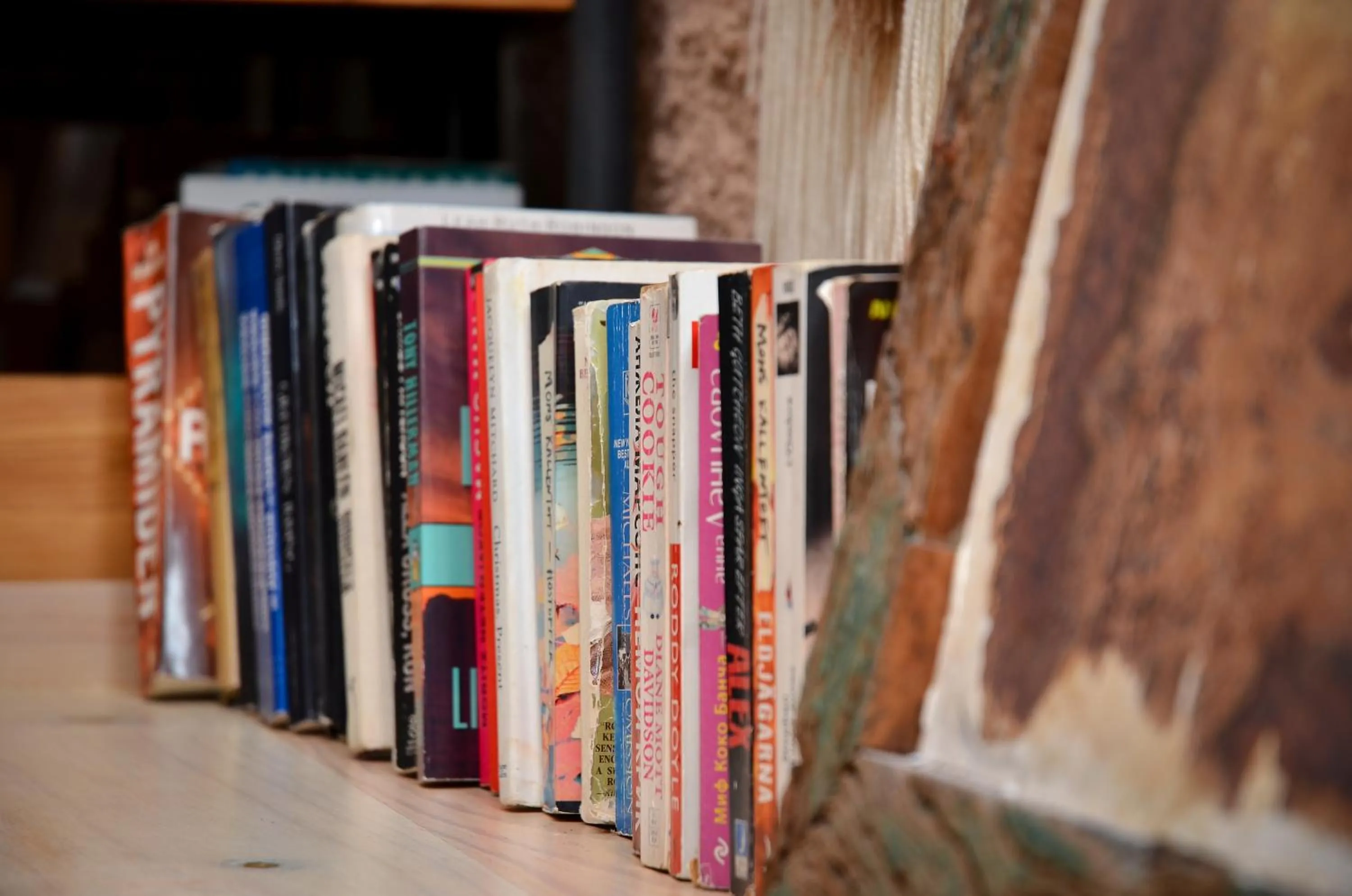 Library in Nílu Cancun Zona Hotelera by Selina