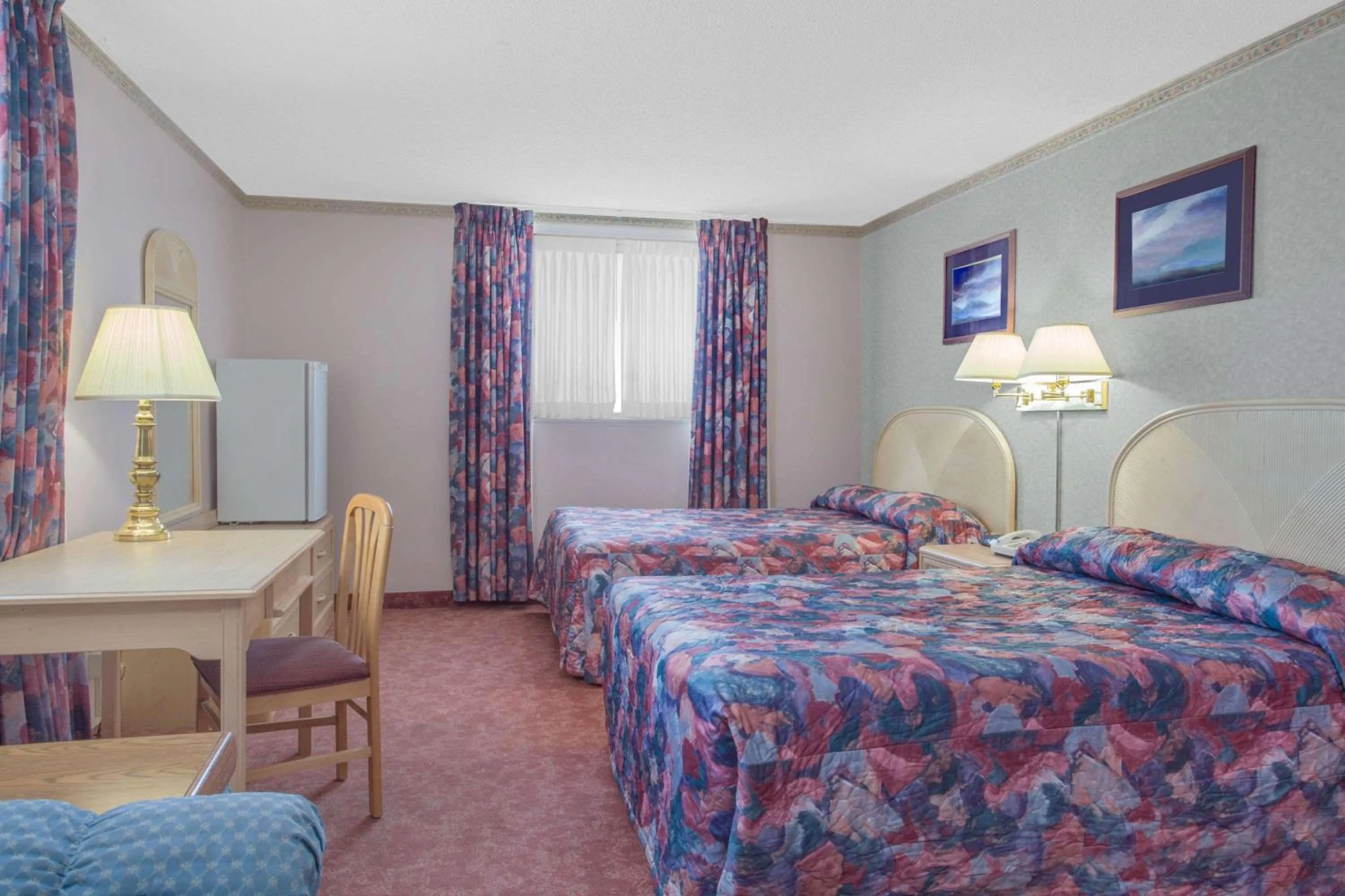 Photo of the whole room, Bed in Empire Inn