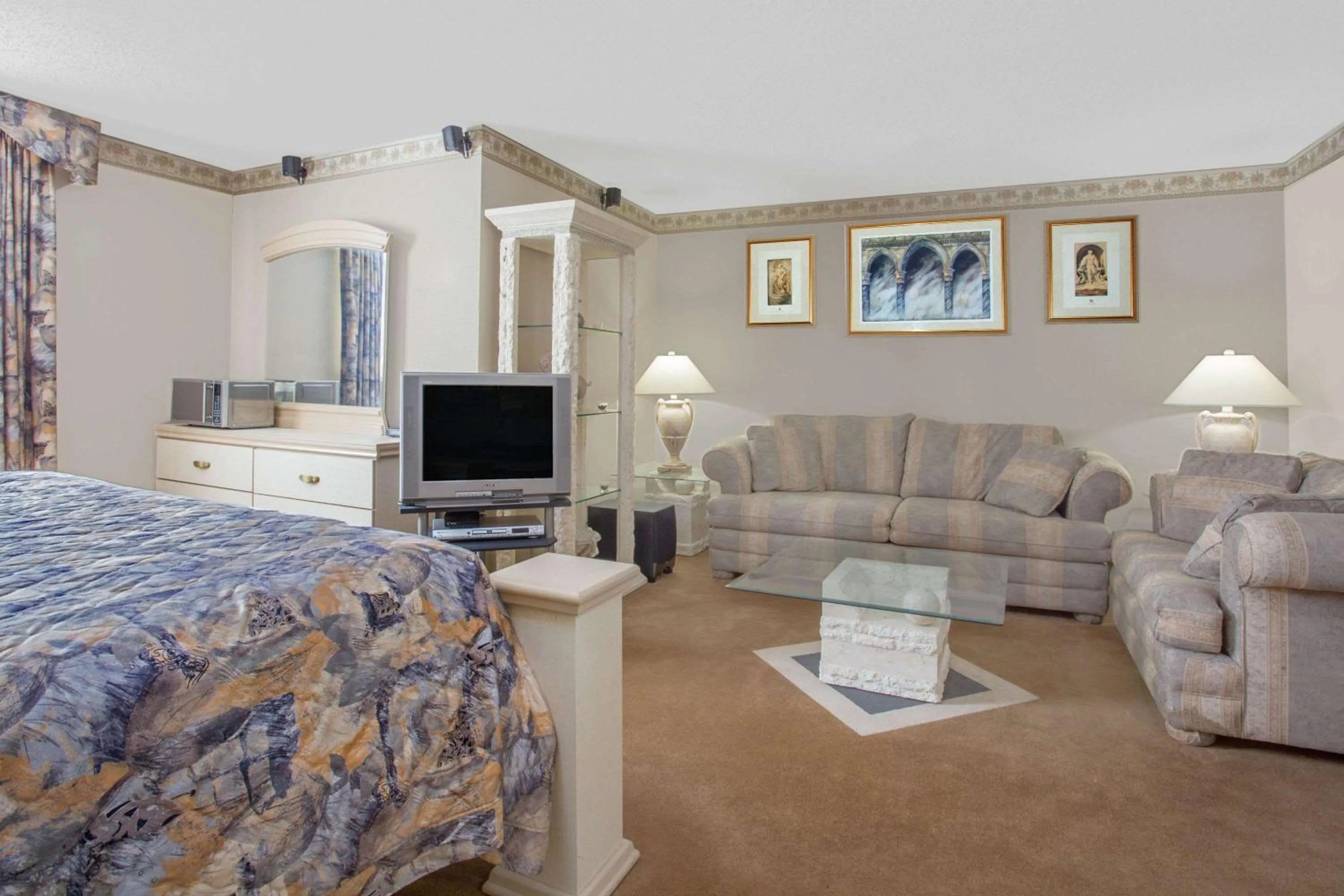 Photo of the whole room in Empire Inn