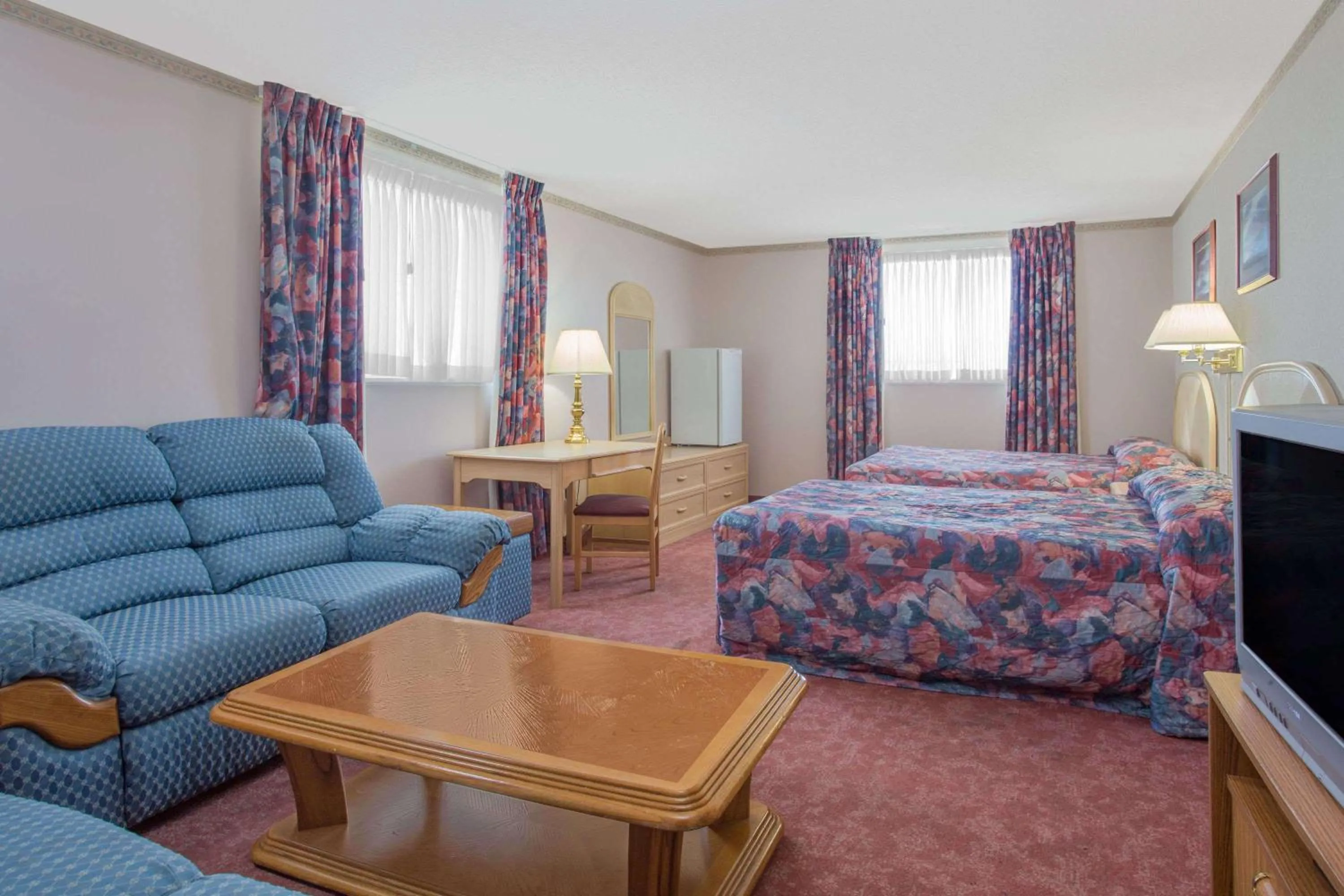 Photo of the whole room, Bed in Empire Inn