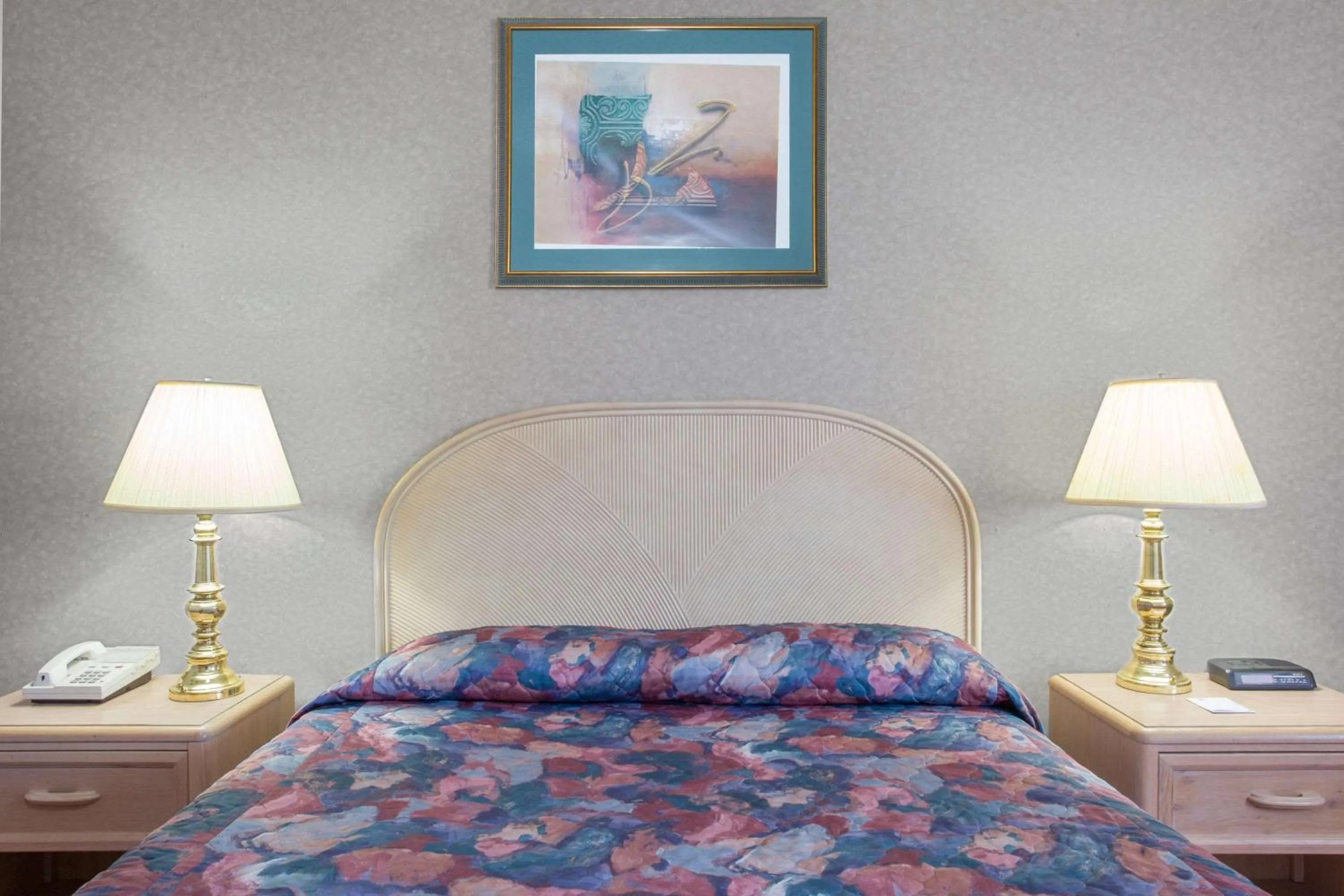 Photo of the whole room, Bed in Empire Inn