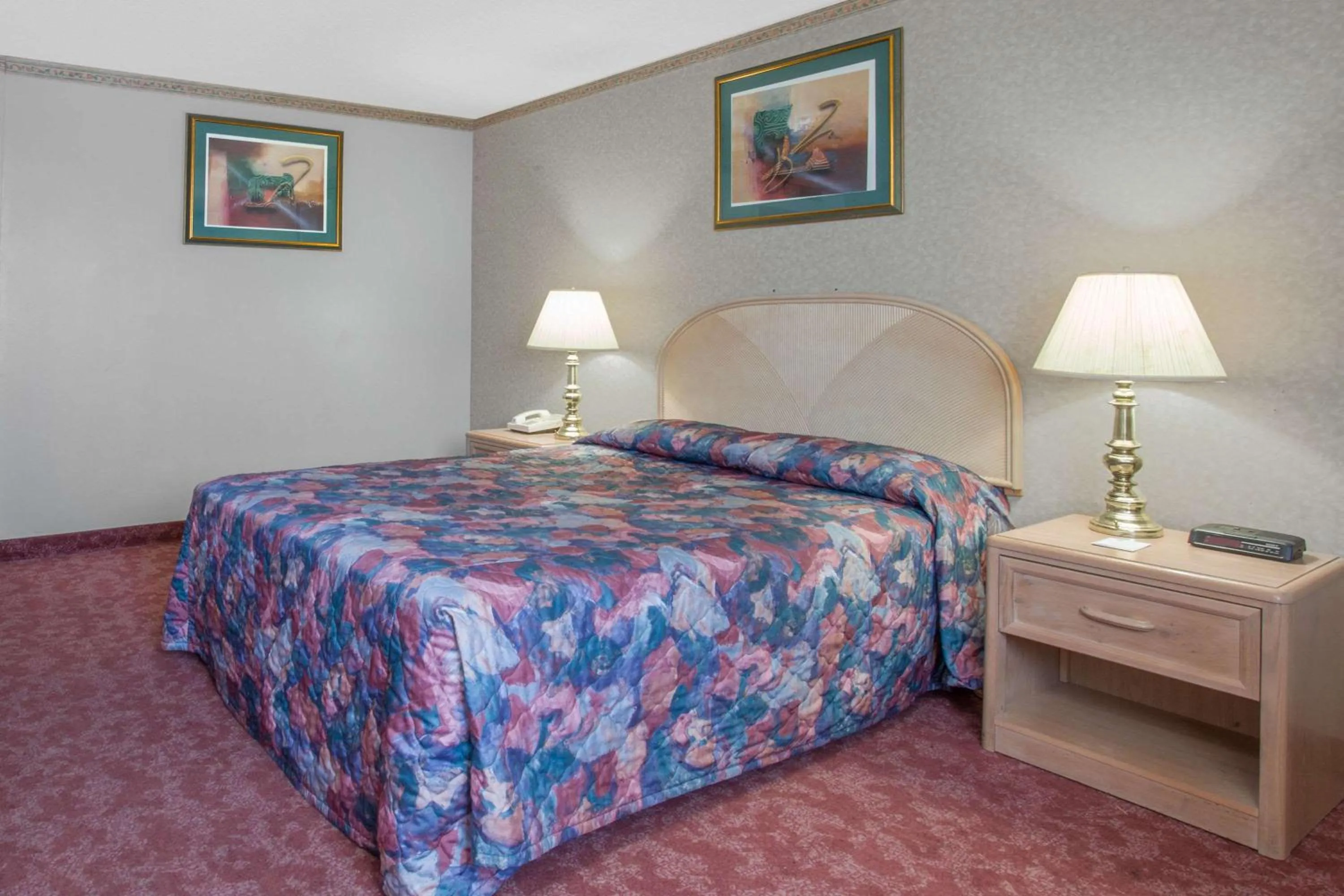 Photo of the whole room, Bed in Empire Inn