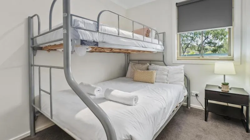 Bedroom, Bed in Tasman Holiday Parks - Merool on the Murray
