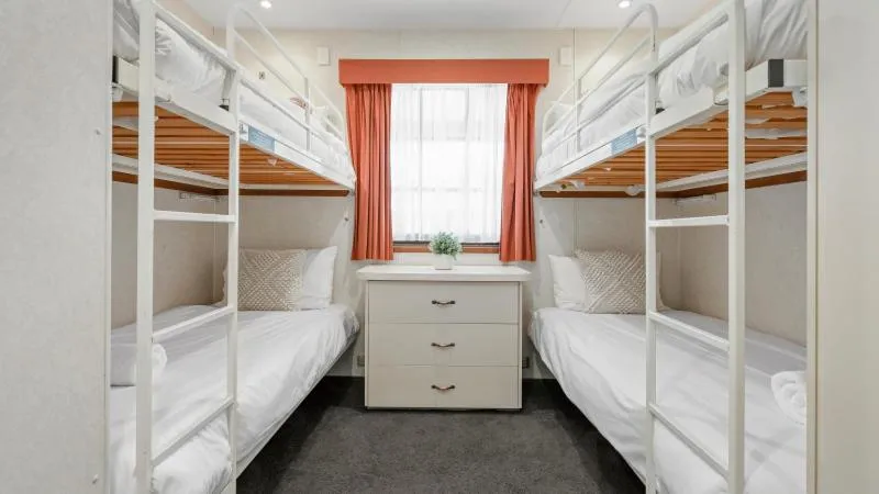 Bedroom, Bed in Tasman Holiday Parks - Merool on the Murray