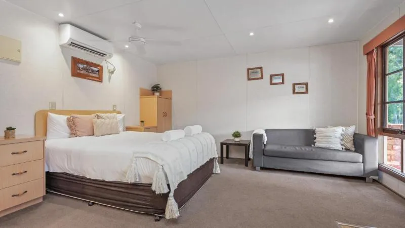 Bedroom, Bed in Tasman Holiday Parks - Merool on the Murray