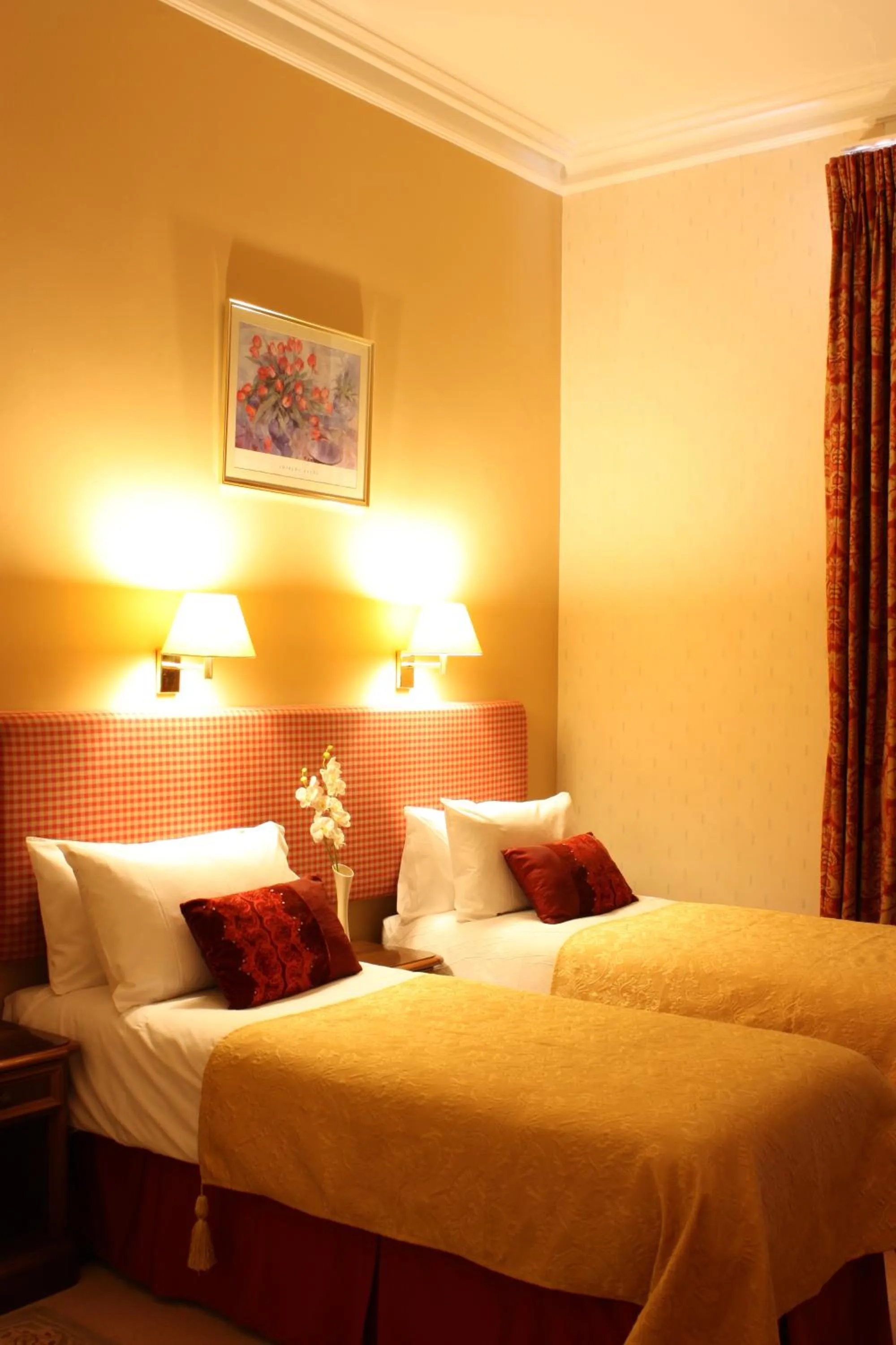 Bedroom, Bed in 17 Wilmington Square