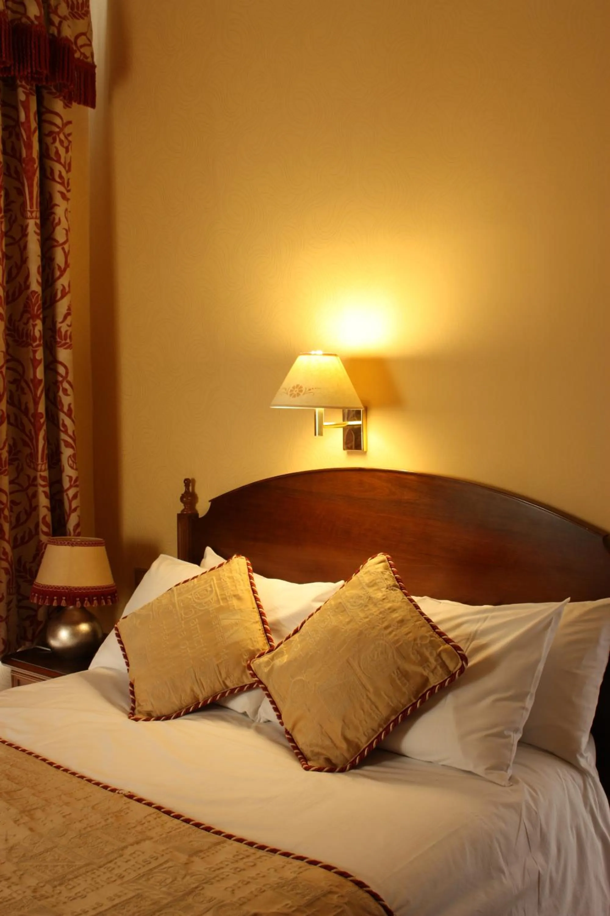 Bedroom, Bed in 17 Wilmington Square