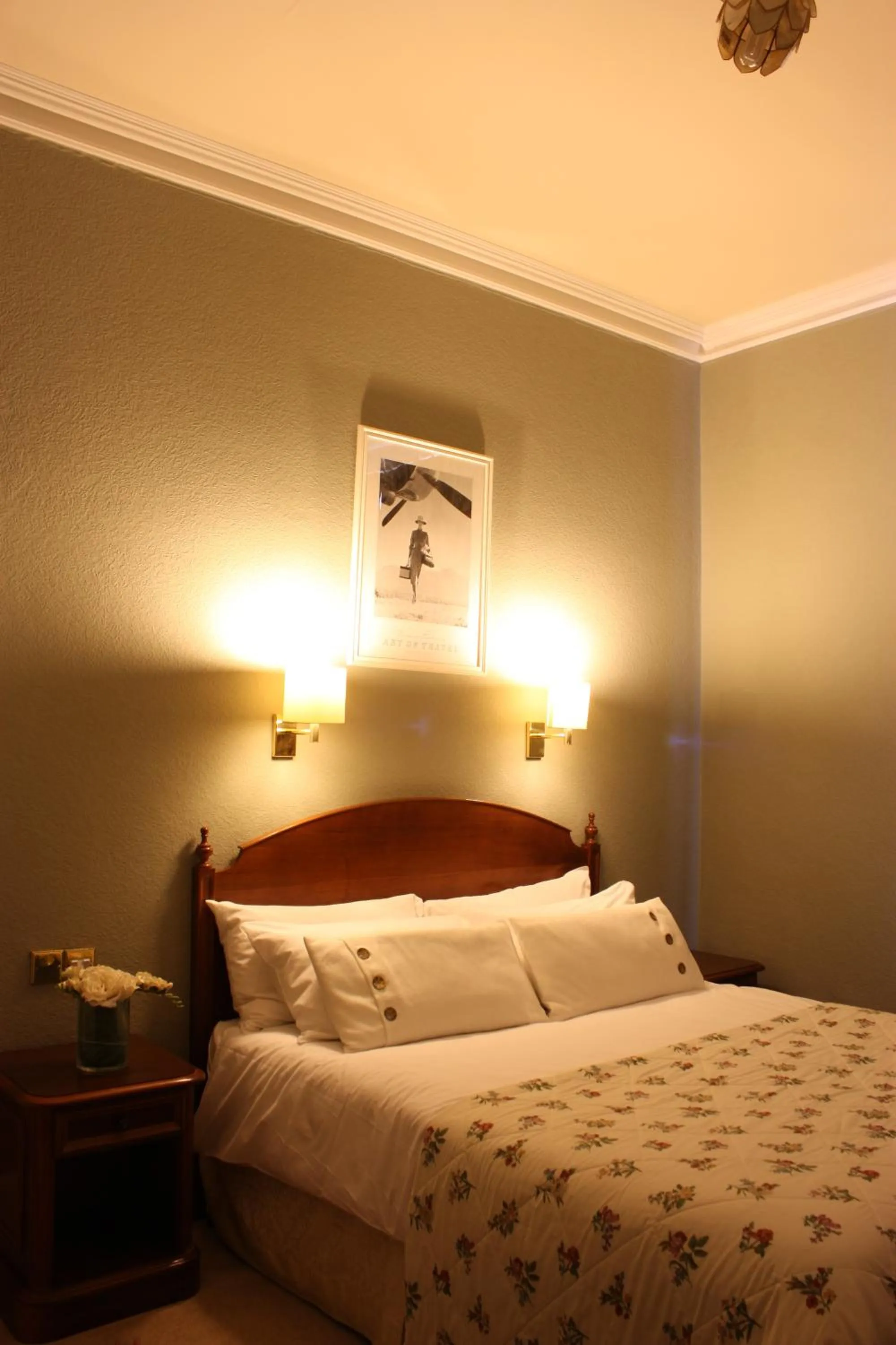 Bedroom, Bed in 17 Wilmington Square