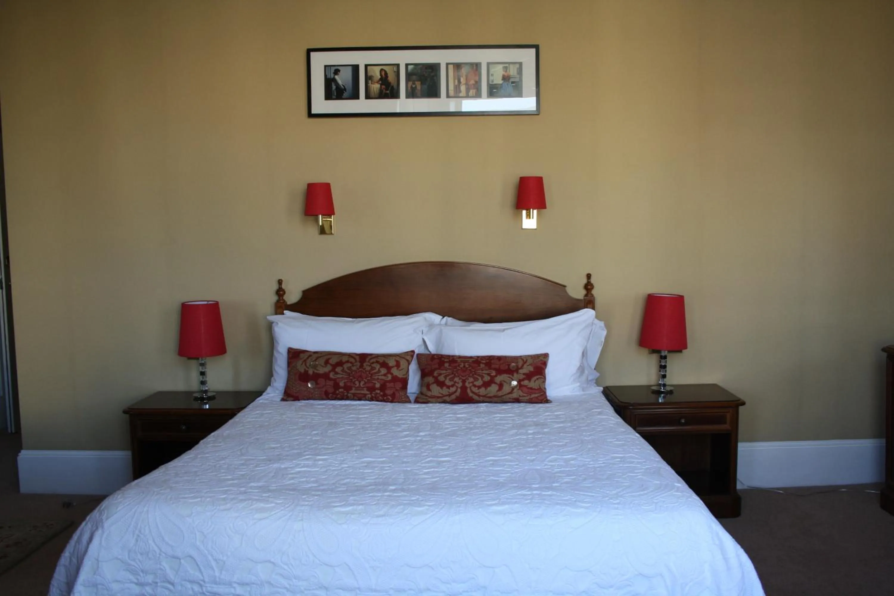 Bedroom, Bed in 17 Wilmington Square