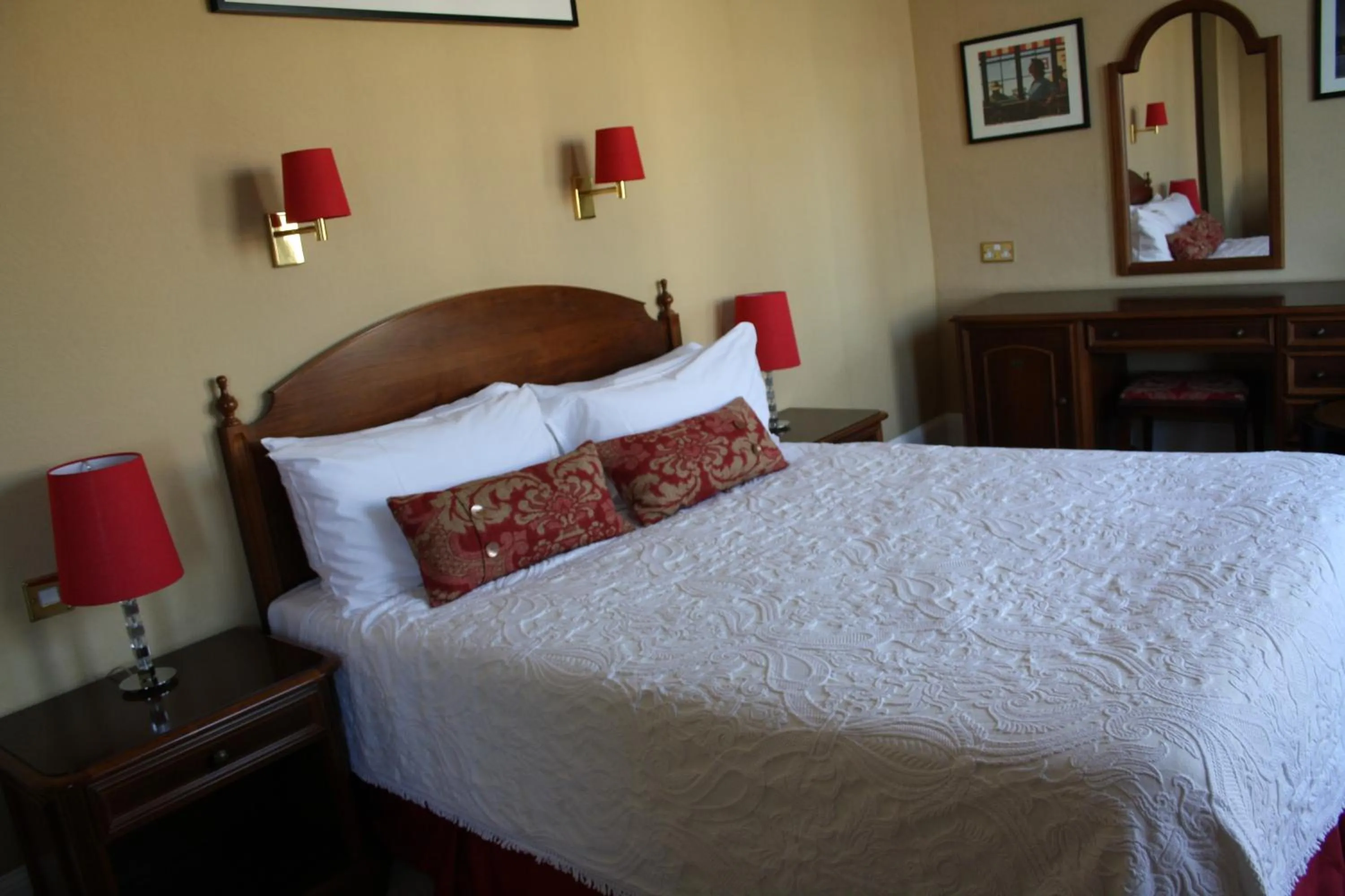 Bedroom, Bed in 17 Wilmington Square