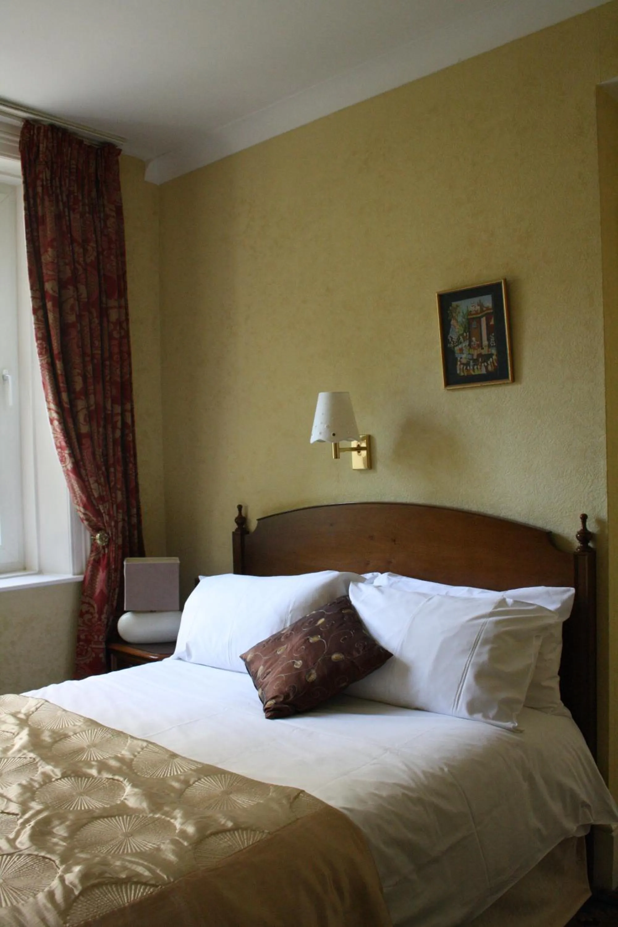 Bedroom, Bed in 17 Wilmington Square