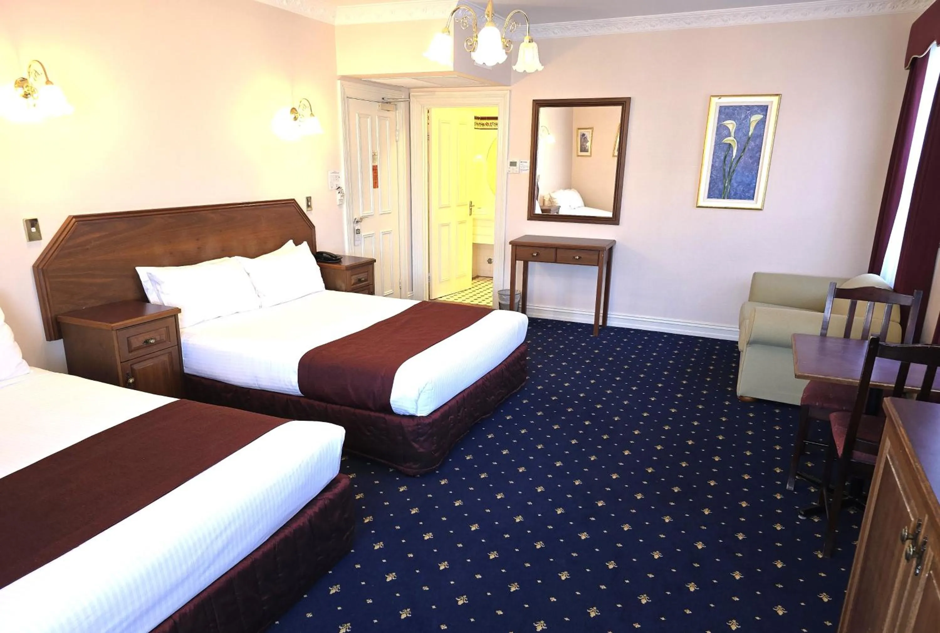 Photo of the whole room, Bed in Palais Royale