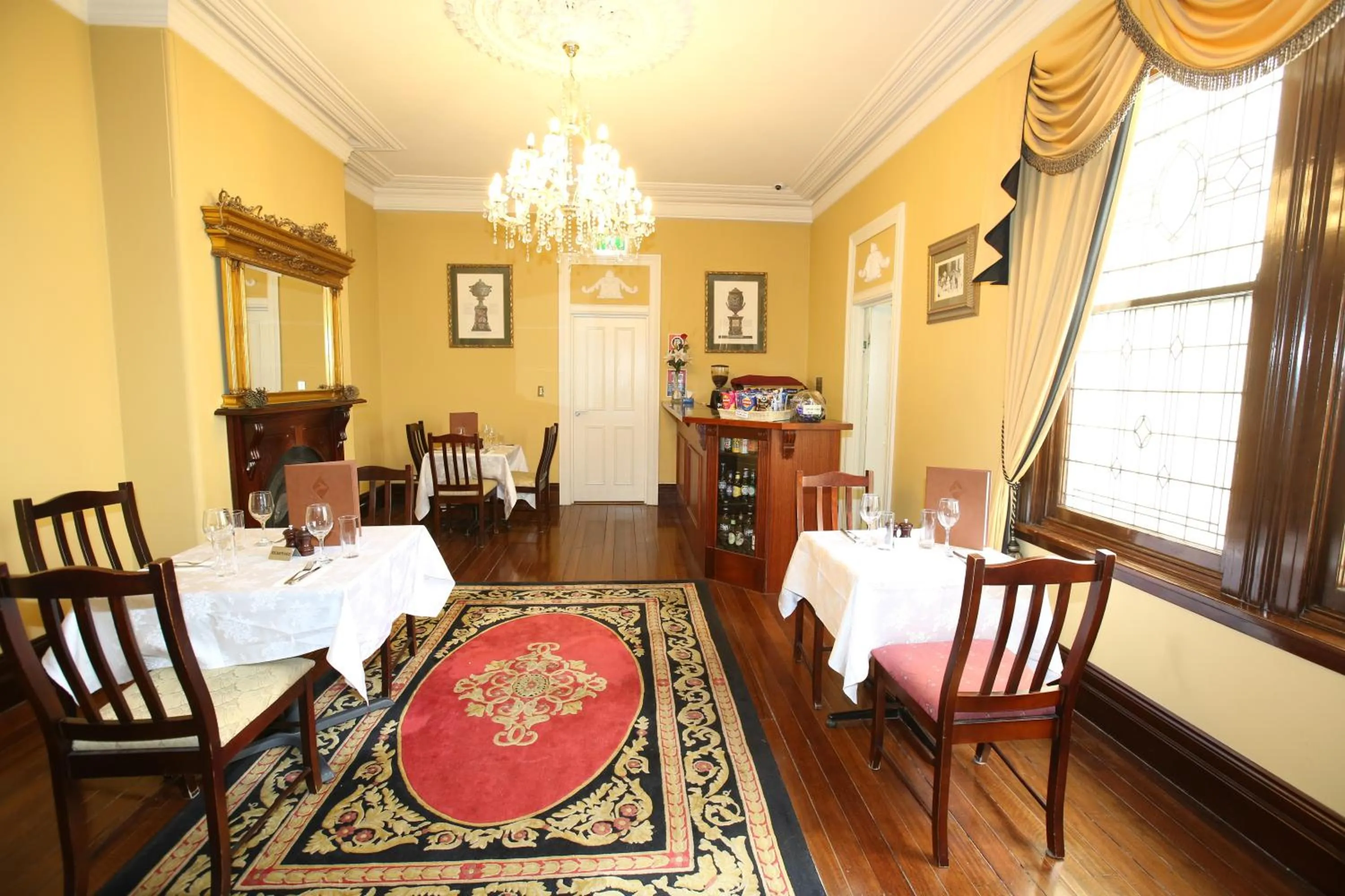 Restaurant/places to eat in Palais Royale