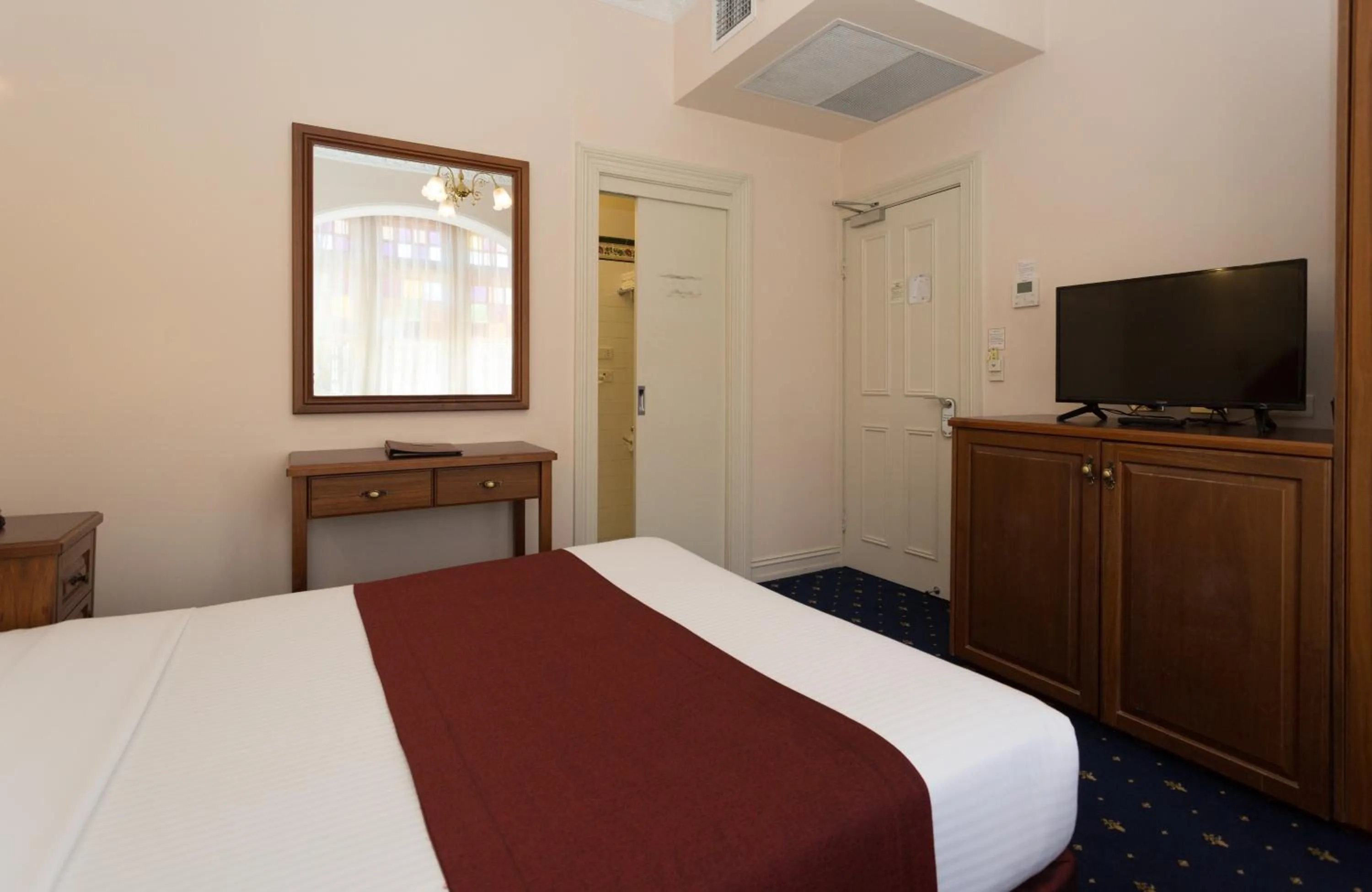 Bed in Palais Royale