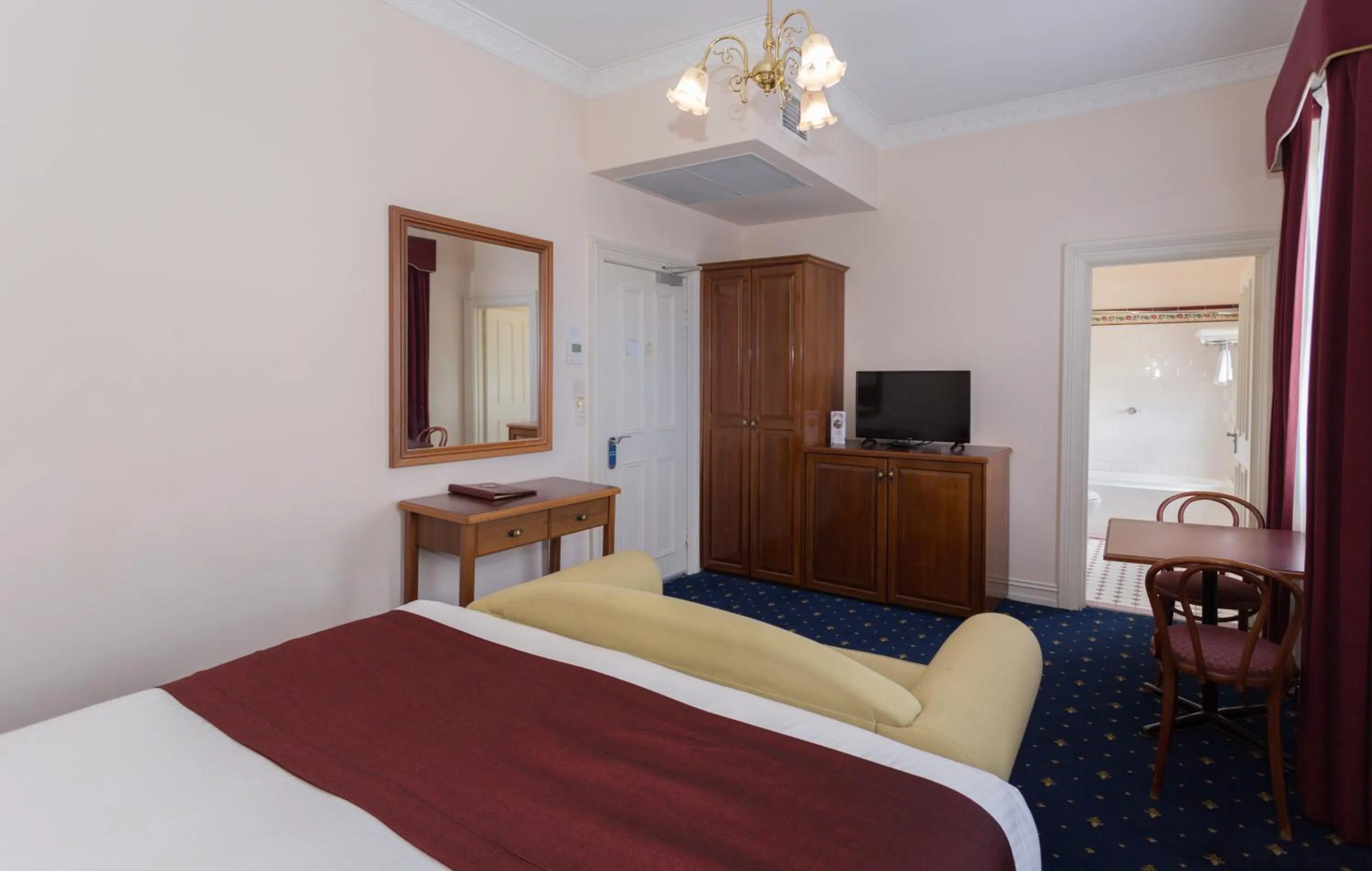 Communal lounge/ TV room, Bed in Palais Royale