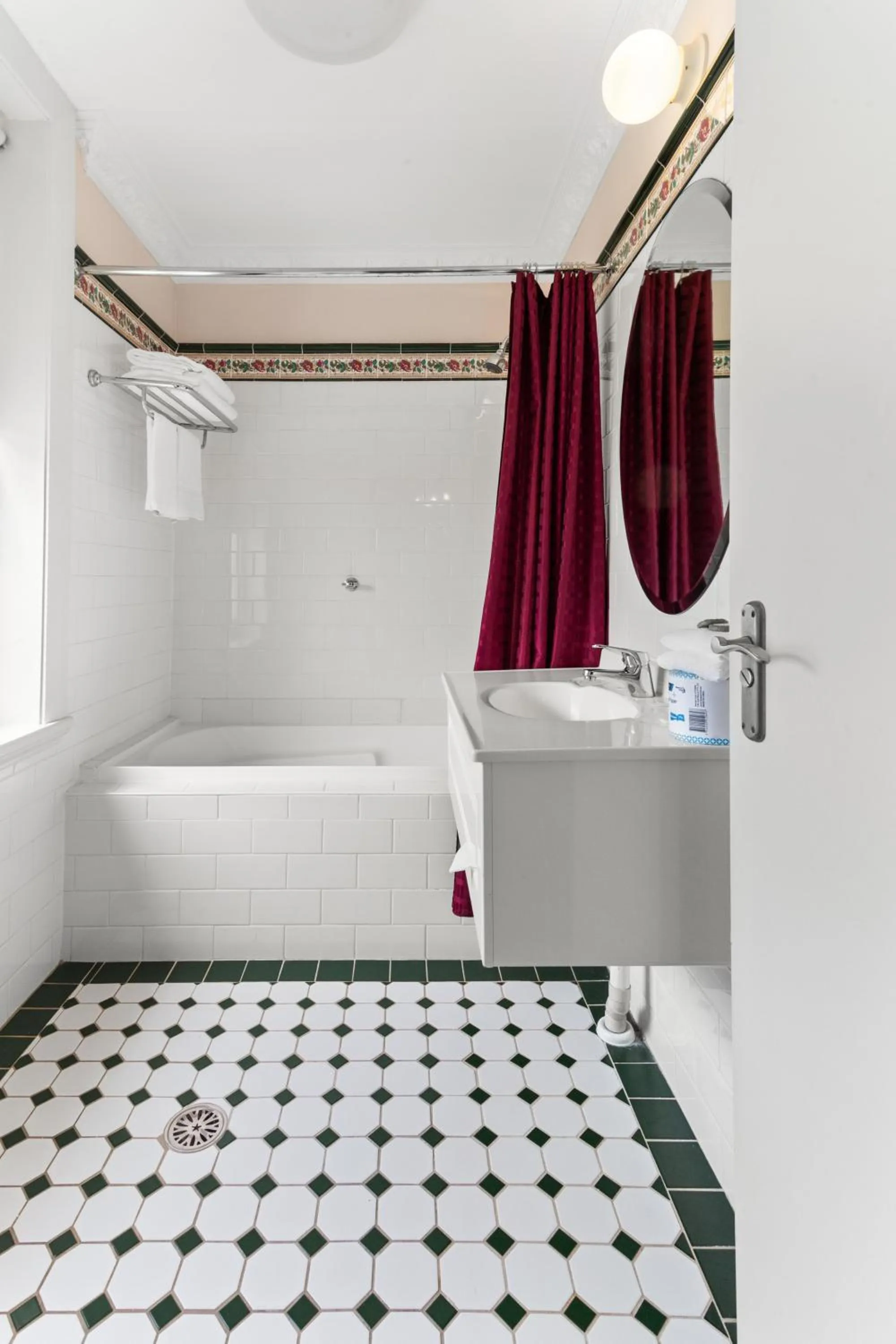 Bed in Palais Royale