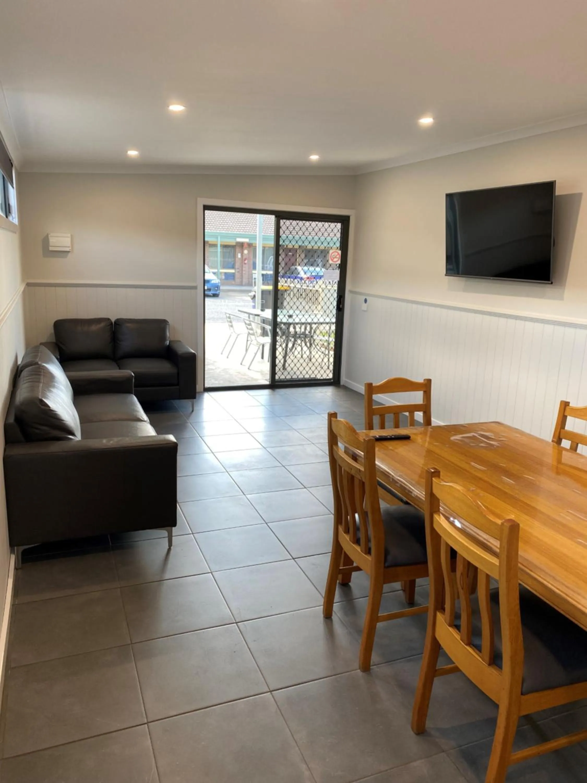 Communal lounge/ TV room in Allara Motor Lodge