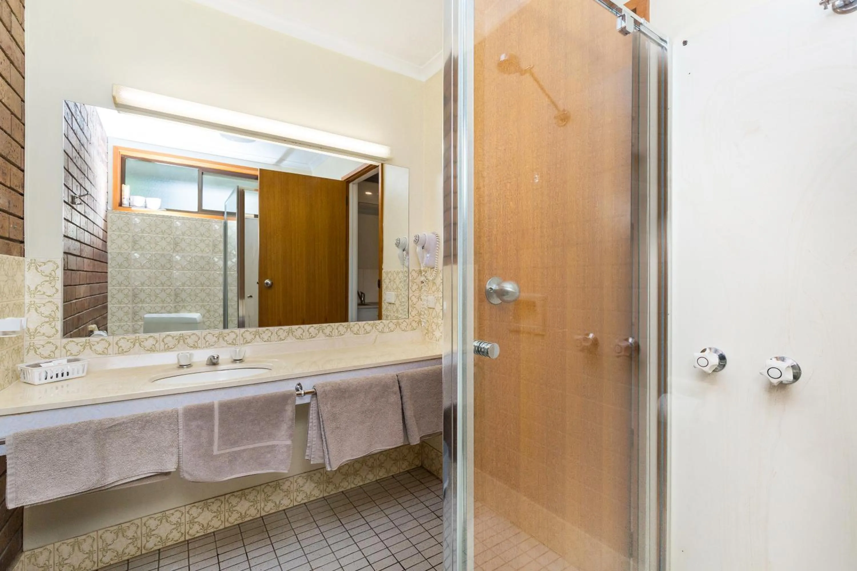 Bathroom in Allara Motor Lodge