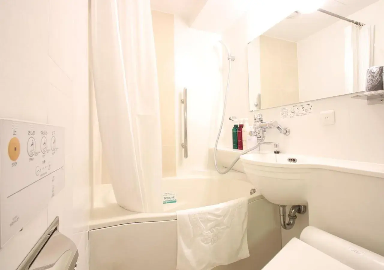 Double Room with Small Double Bed - Non-Smoking in APA Hotel Hiroshima Ekimae Double Room with Small Double Bed - Non-Smoking in APA Hotel Hiroshima Ekimae