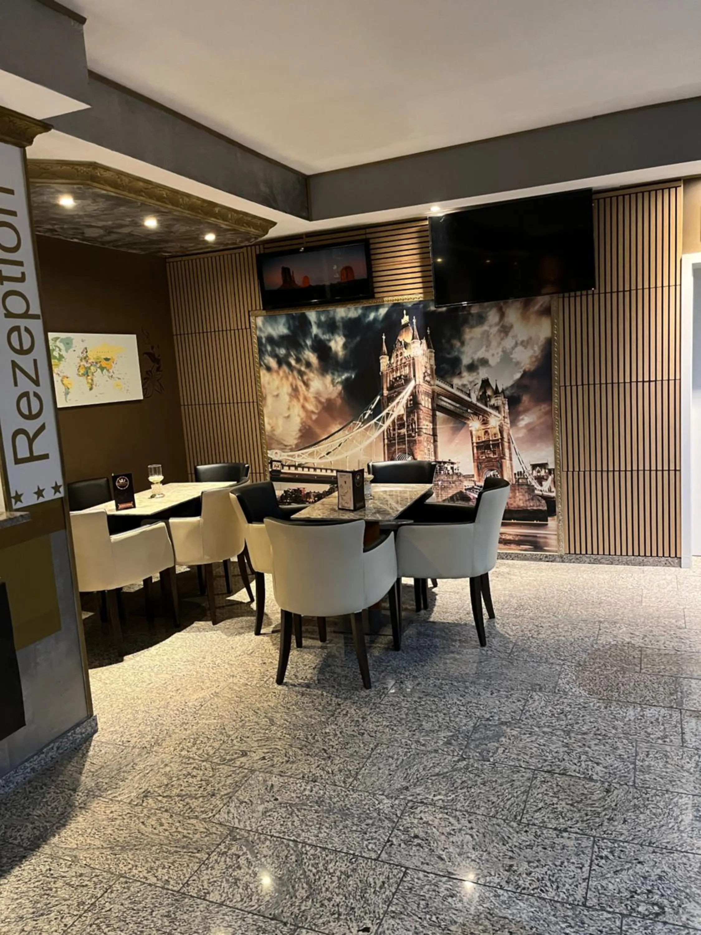 Restaurant/places to eat in Hotel Royal