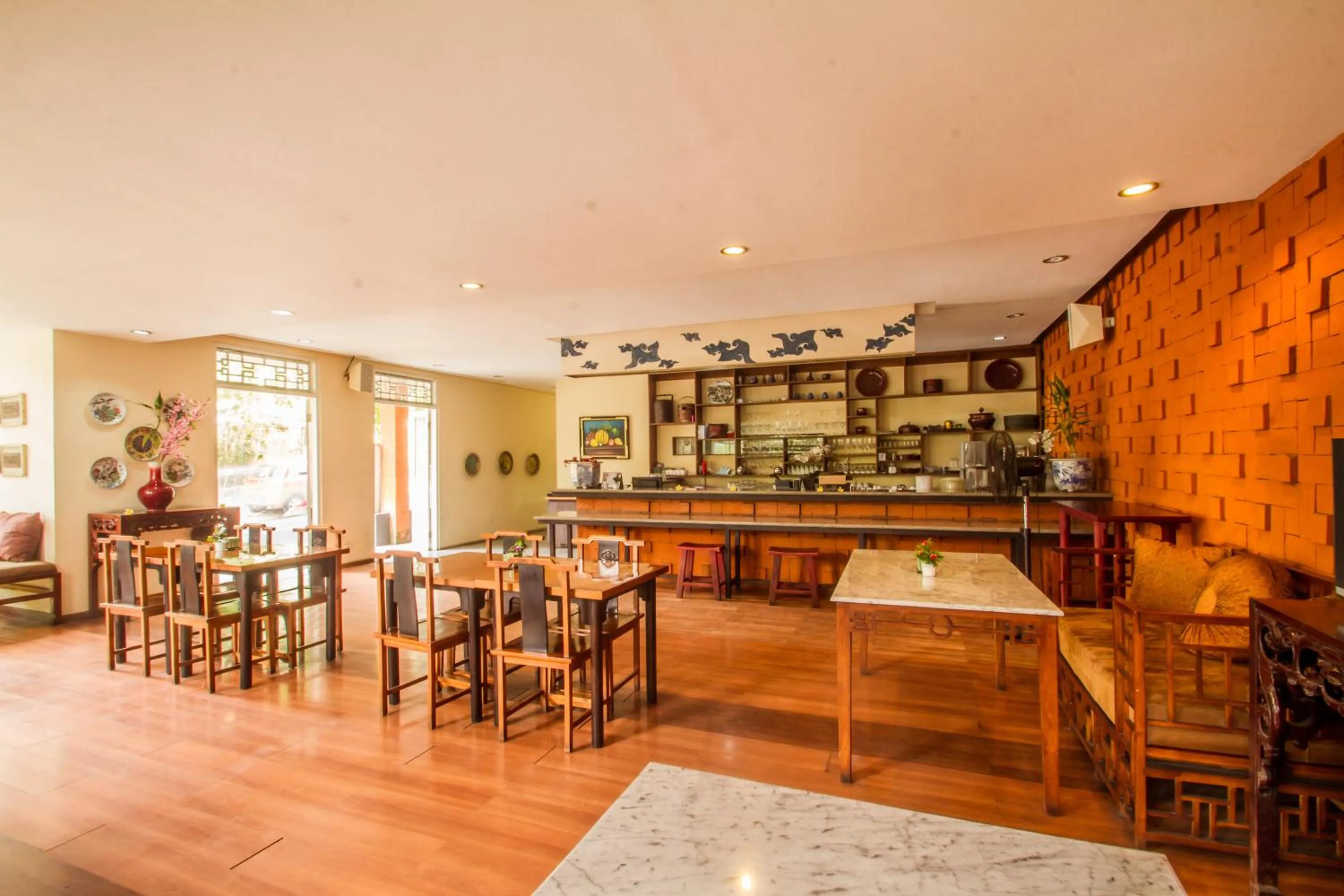 Restaurant/places to eat in Abian Biu Mansion